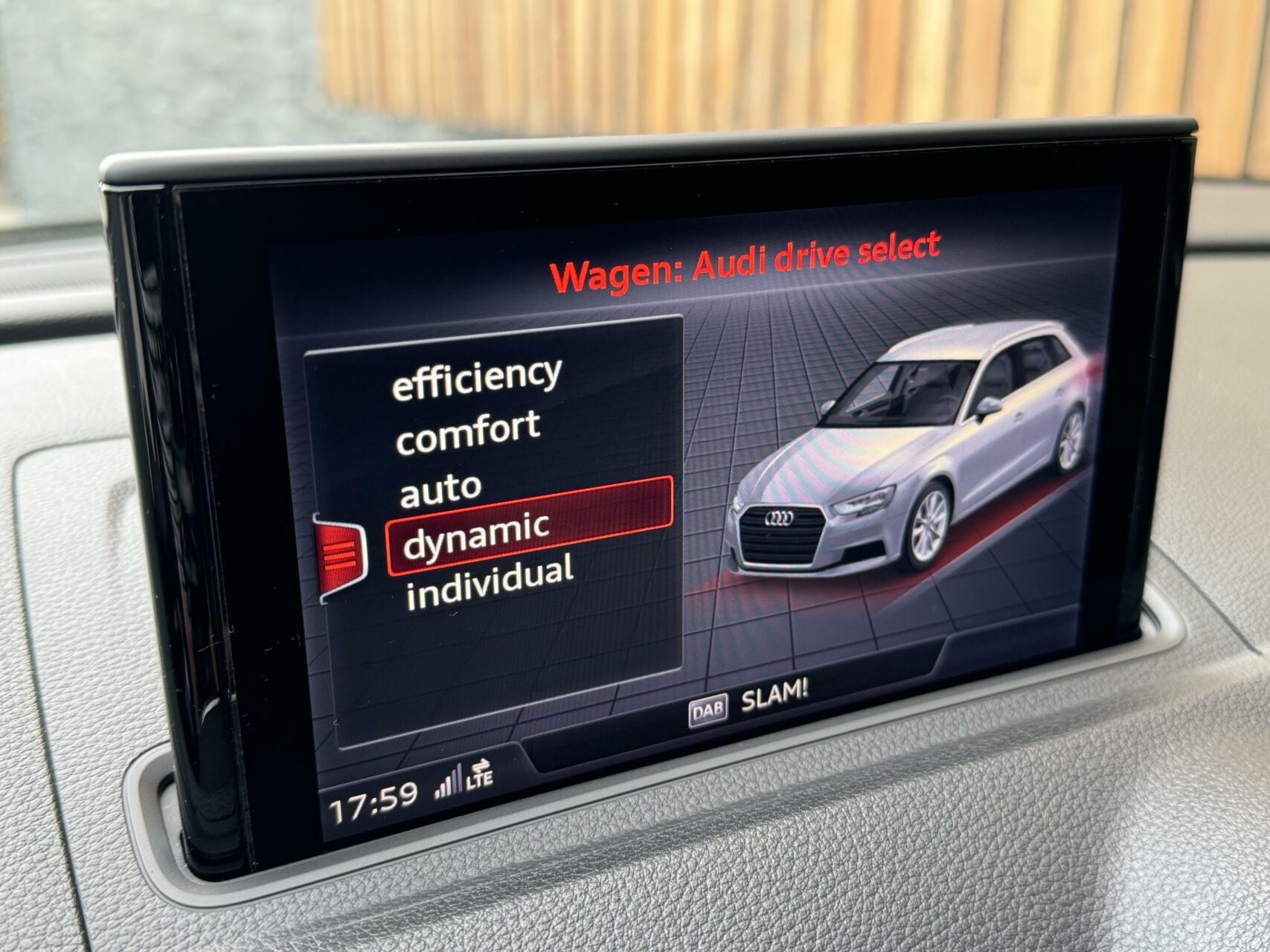 Audi A3 Sportback 35 TFSI 150pk S-tronic | S-line | Navi | DAB | Zwart optiek | Getint glas | Stoelverwarming | Apple CarPlay | Parkeersensoren achter