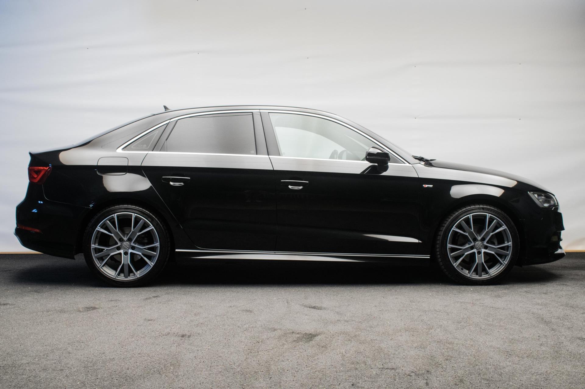 Audi A3 Limousine 1.4 TFSI S Line Aut ORG NL [ 3x S Line Xenon Trekhaak Navigatie Parkeersensoren ]