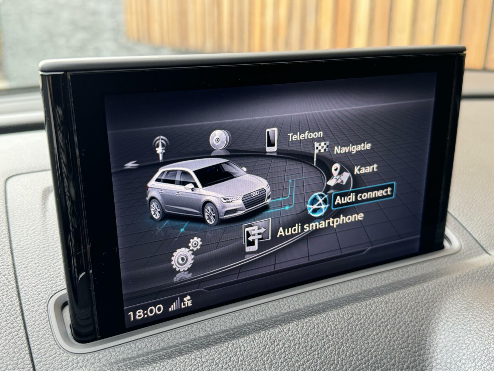 Audi A3 Sportback 35 TFSI 150pk S-tronic | S-line | Navi | DAB | Zwart optiek | Getint glas | Stoelverwarming | Apple CarPlay | Parkeersensoren achter