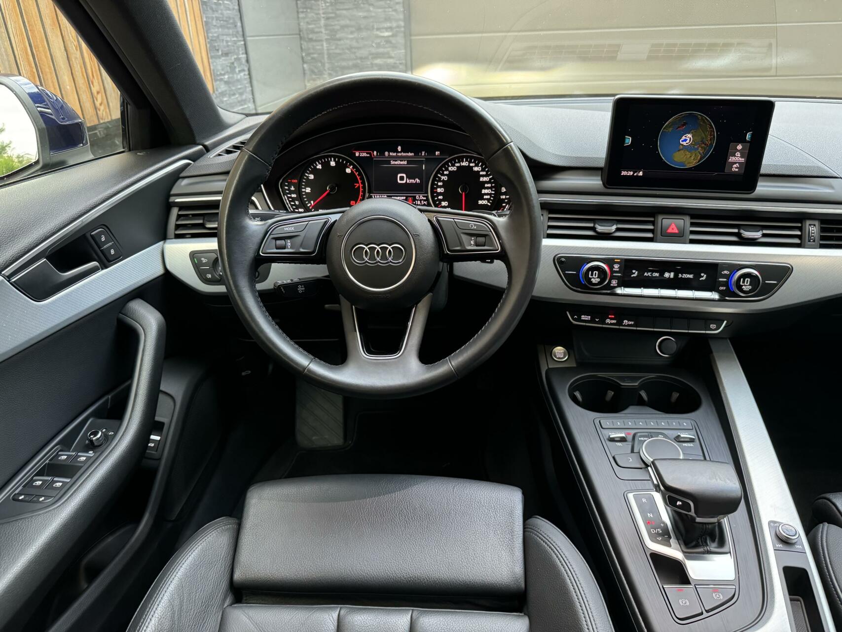 Audi A4 Avant 35 TFSI Sport Automaat | Leer | Navi | Zwarte hemel | Getint glas | Parkeersensoren achter | LED verlichting