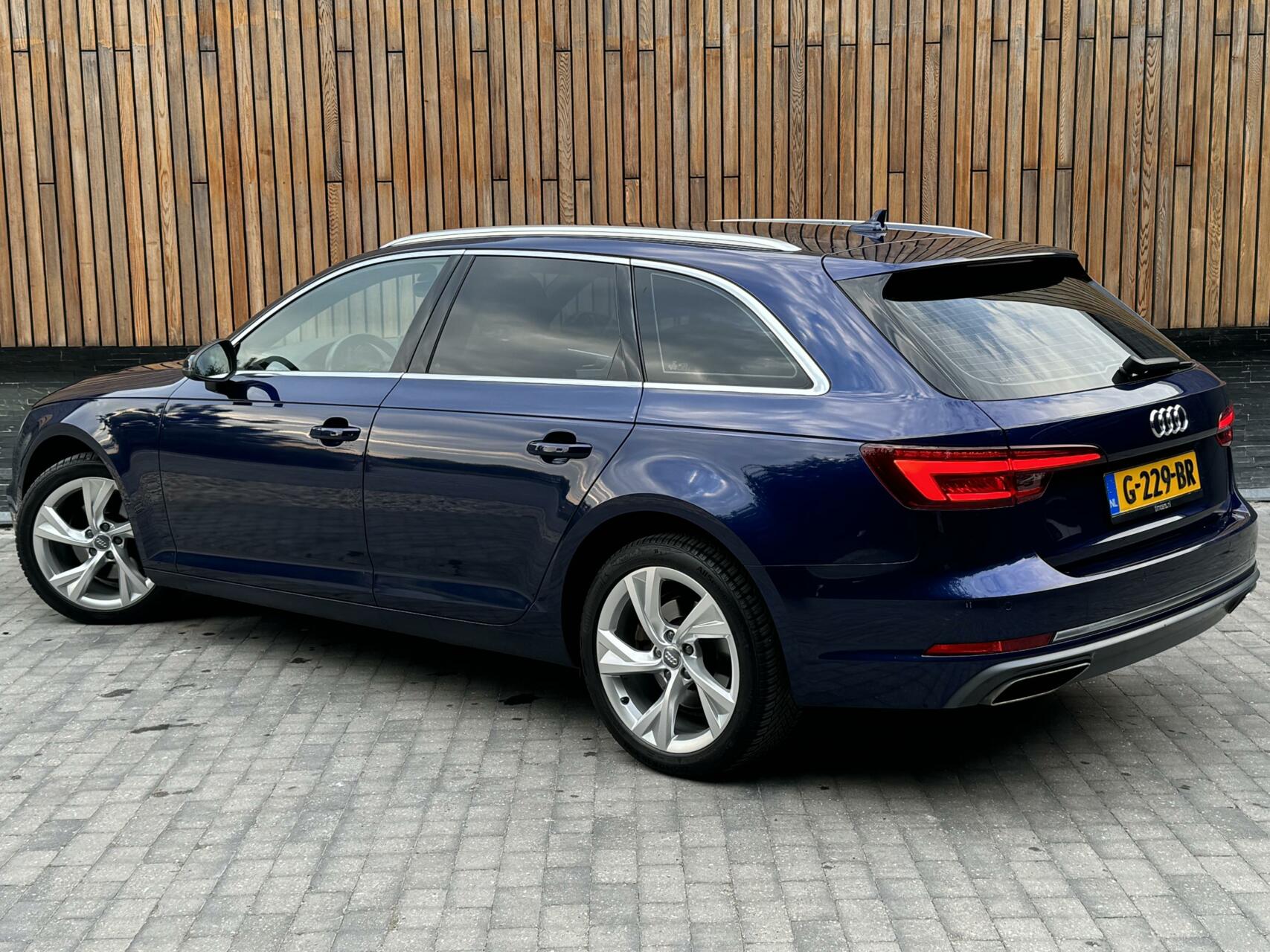 Audi A4 Avant 35 TFSI Sport Automaat | Leer | Navi | Zwarte hemel | Getint glas | Parkeersensoren achter | LED verlichting