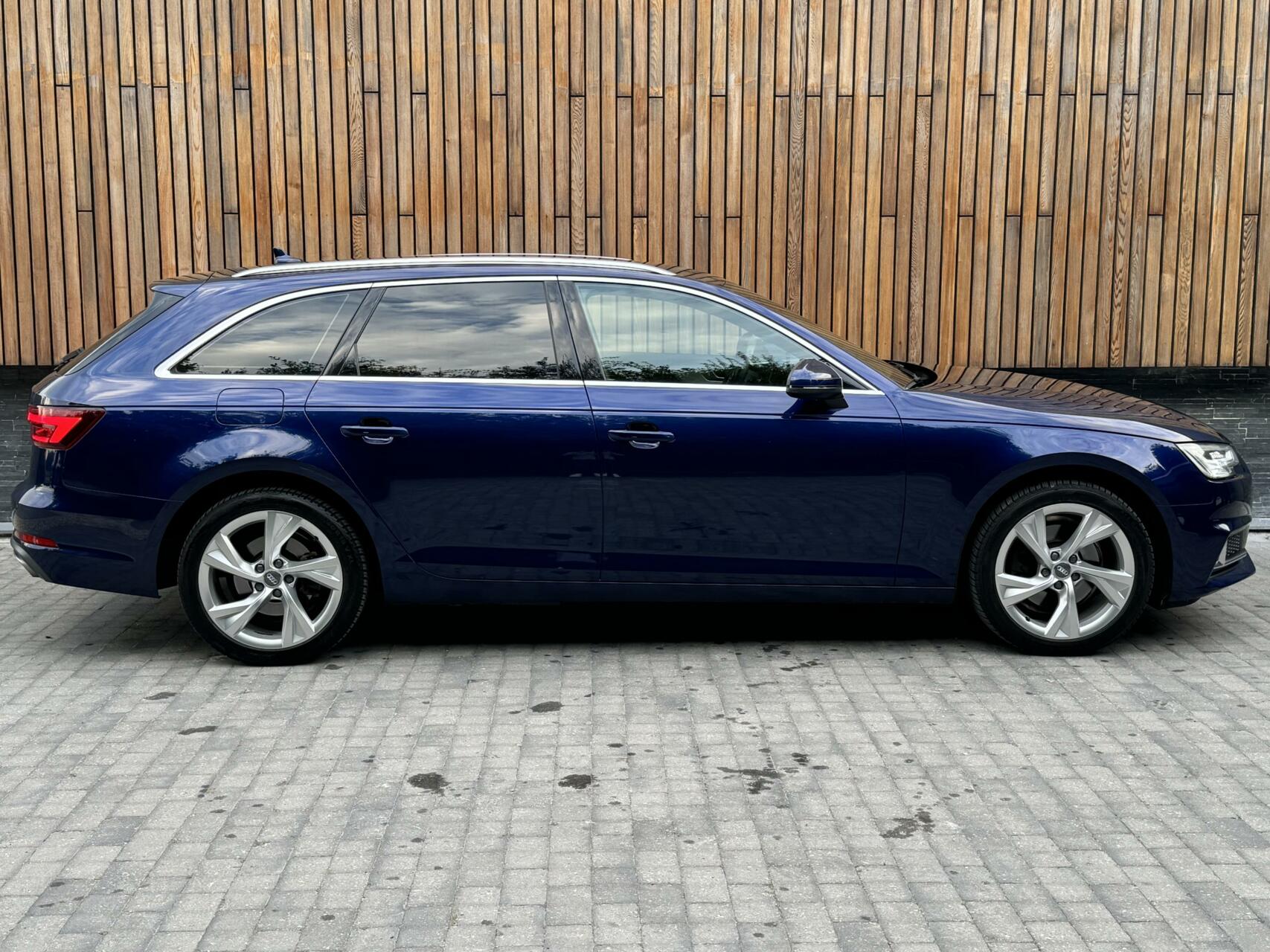 Audi A4 Avant 35 TFSI Sport Automaat | Leer | Navi | Zwarte hemel | Getint glas | Parkeersensoren achter | LED verlichting