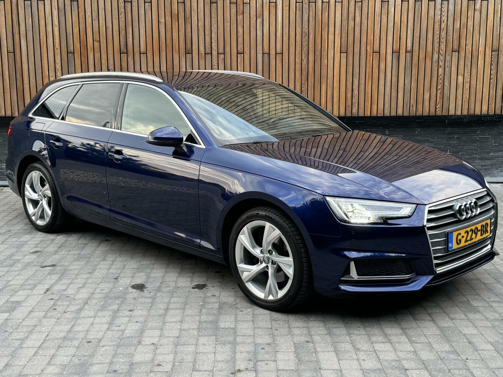 Audi A4 Avant 35 TFSI Sport Automaat | Leer | Navi | Zwarte hemel | Getint glas | Parkeersensoren achter | LED verlichting