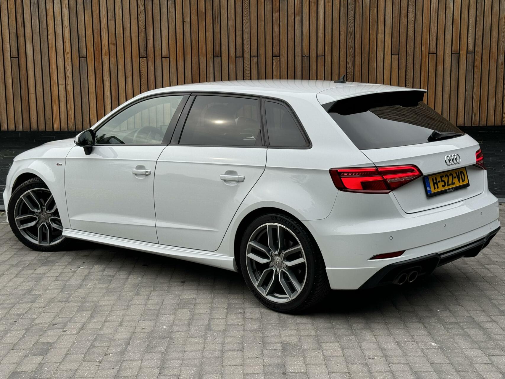 Audi A3 Sportback 35 TFSI 150pk S-tronic | S-line | Navi | DAB | Zwart optiek | Getint glas | Stoelverwarming | Apple CarPlay | Parkeersensoren achter