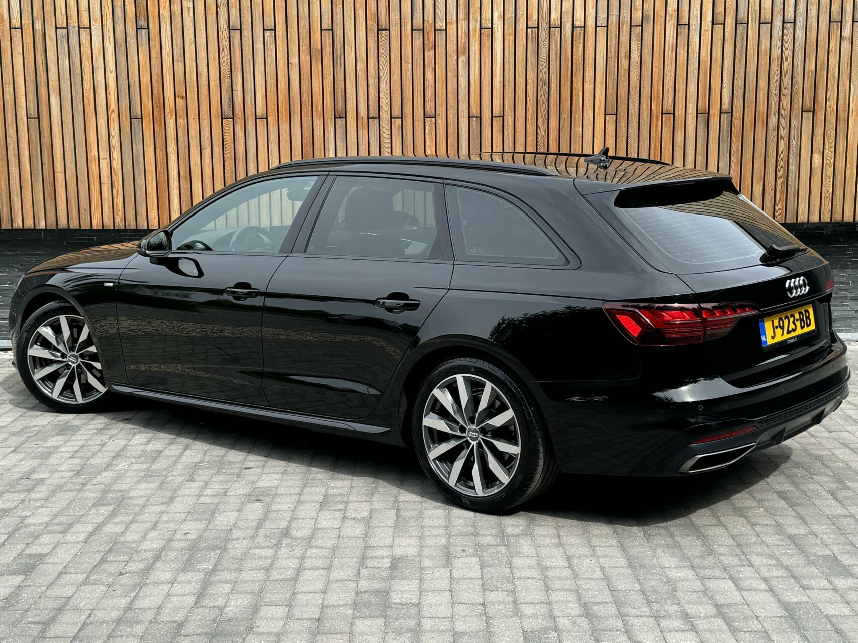 Audi A4 Avant 35 TFSI S-line Automaat | Navi | Privacy glass | Zwart optiek | Parkeersensoren voor en achter | Digitale dashboard | Stoelverwarming