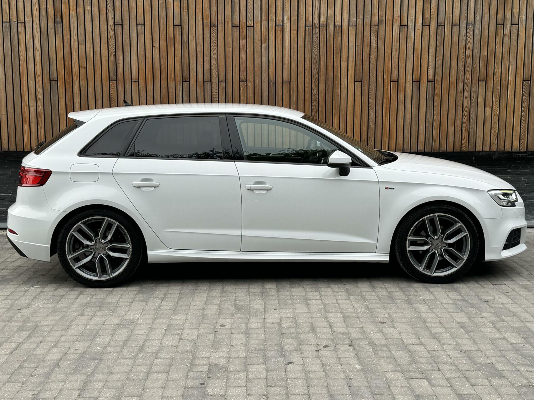 Audi A3 Sportback 35 TFSI 150pk S-tronic | S-line | Navi | DAB | Zwart optiek | Getint glas | Stoelverwarming | Apple CarPlay | Parkeersensoren achter