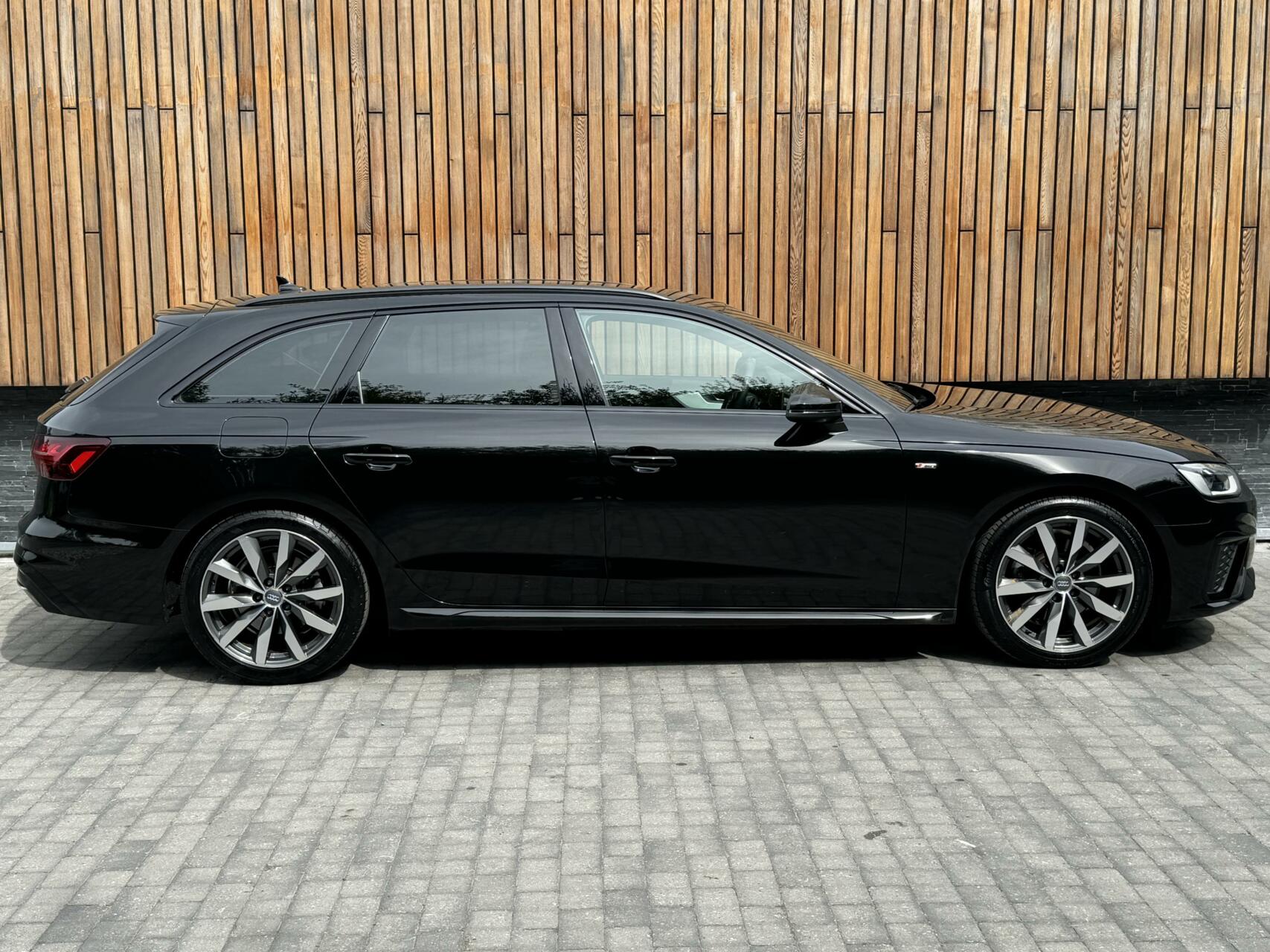 Audi A4 Avant 35 TFSI S-line Automaat | Navi | Privacy glass | Zwart optiek | Parkeersensoren voor en achter | Digitale dashboard | Stoelverwarming