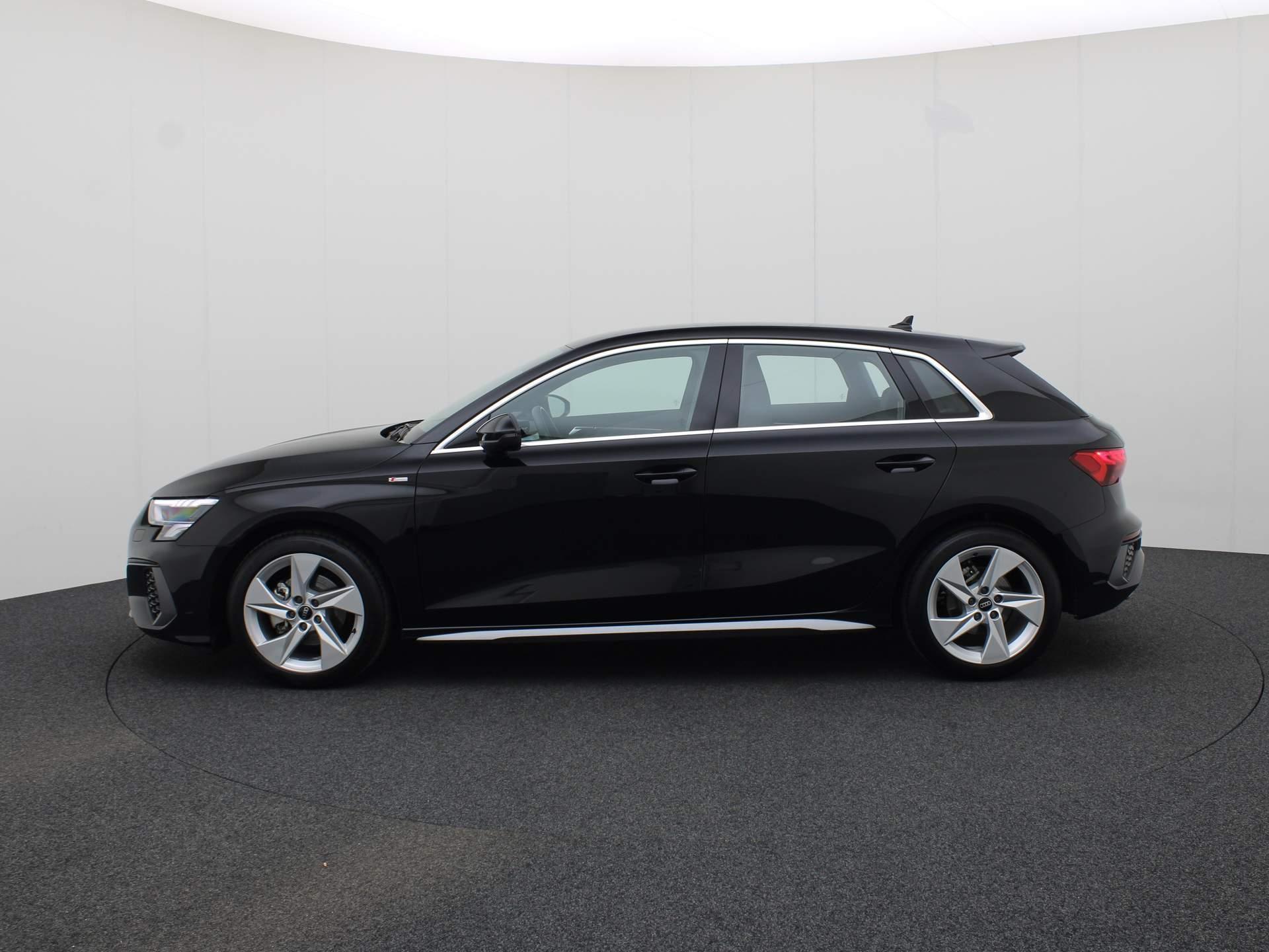 Audi A3 Sportback 30 TFSI/110PK S edition · Navigatie · Parkeersensoren · Lane assist