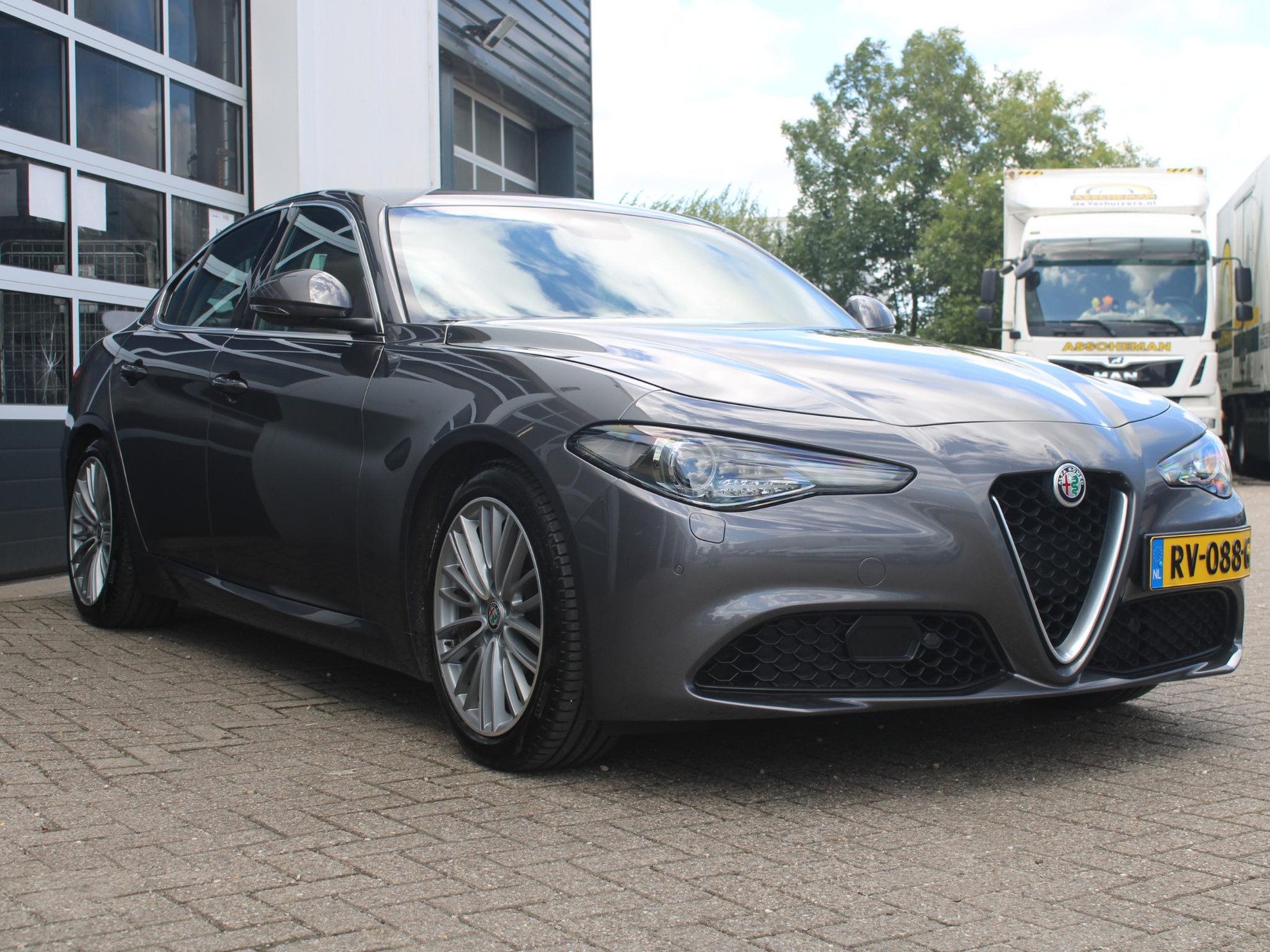 Alfa Romeo Giulia 2.0T Super | Xenon | PDC | Navi | Cruise | Pack Veloce Interieur | Stoel -/ Stuurverwarming | Trekhaak