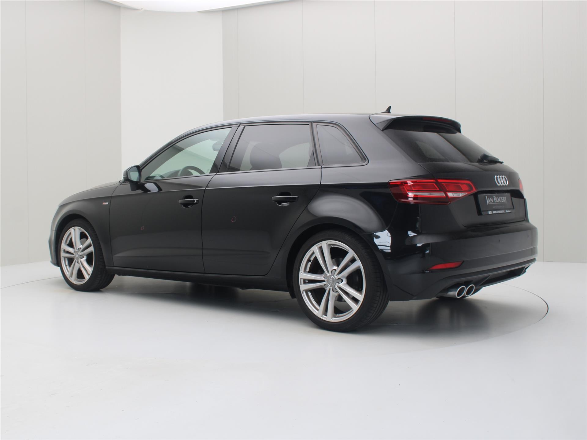 Audi A3 Sportback 1.5 TFSI 150pk 6-Bak S-Line Business [ XENON/LED+CRUISE+CLIMATE+NAVI+STOELVERWARMING+PDC V/A ]