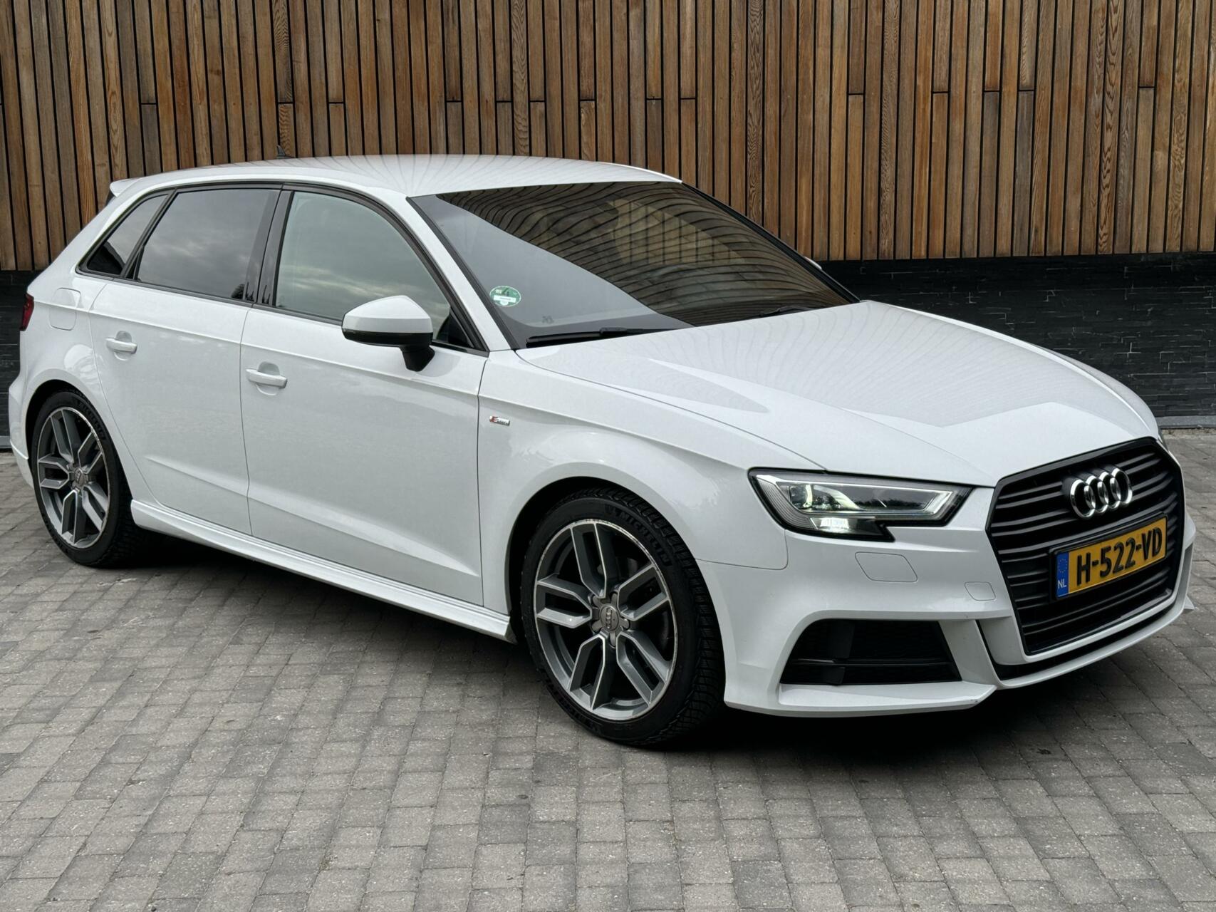 Audi A3 Sportback 35 TFSI 150pk S-tronic | S-line | Navi | DAB | Zwart optiek | Getint glas | Stoelverwarming | Apple CarPlay | Parkeersensoren achter