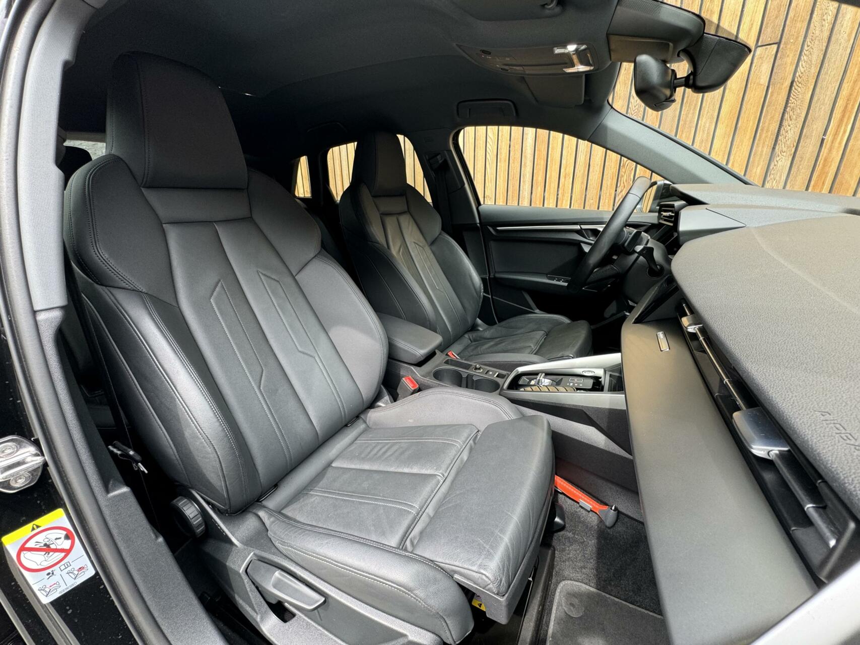 Audi A3 Sportback 35 TFSI S-tronic | Leer | Navi | Apple CarPlay | Getint glas | Digitaal dashboard | Parkeersensoren achter | Climate control | Stoelverwarming