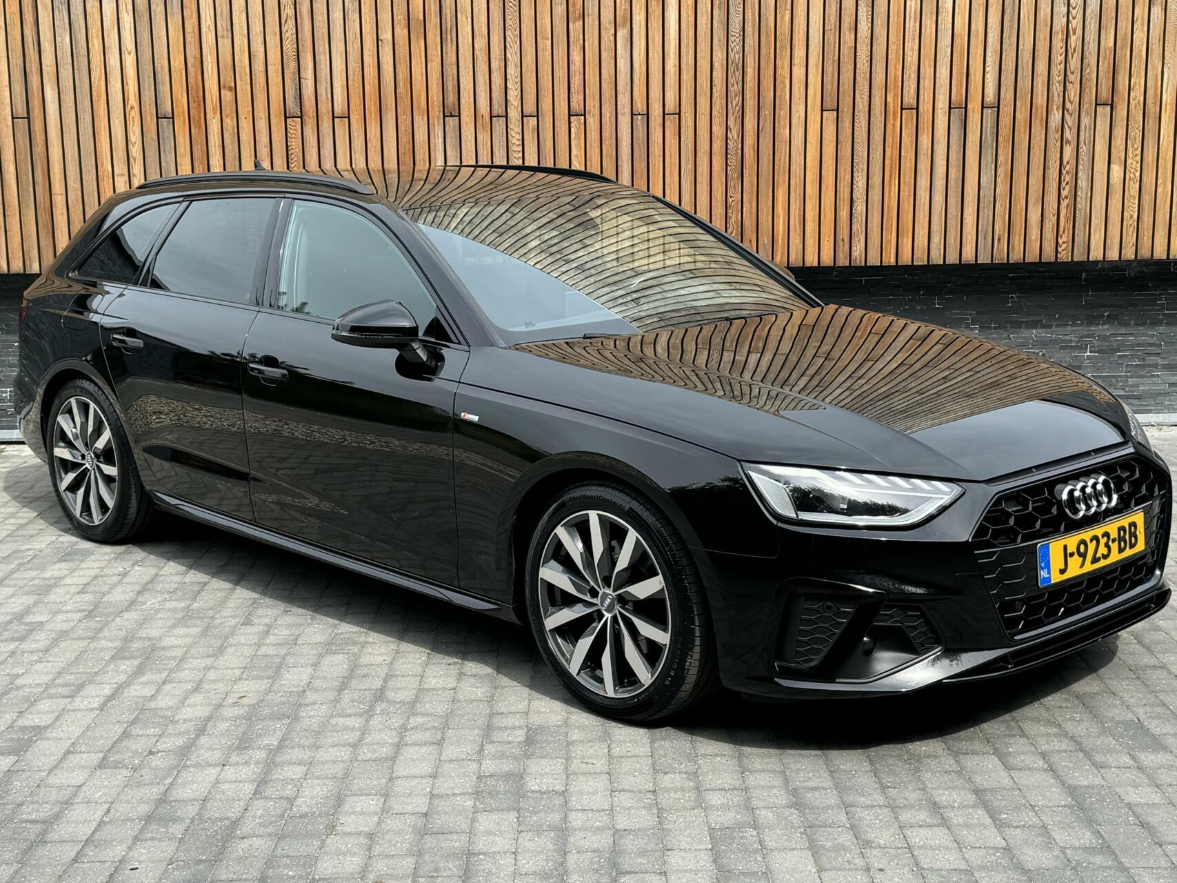 Audi A4 Avant 35 TFSI S-line Automaat | Navi | Privacy glass | Zwart optiek | Parkeersensoren voor en achter | Digitale dashboard | Stoelverwarming