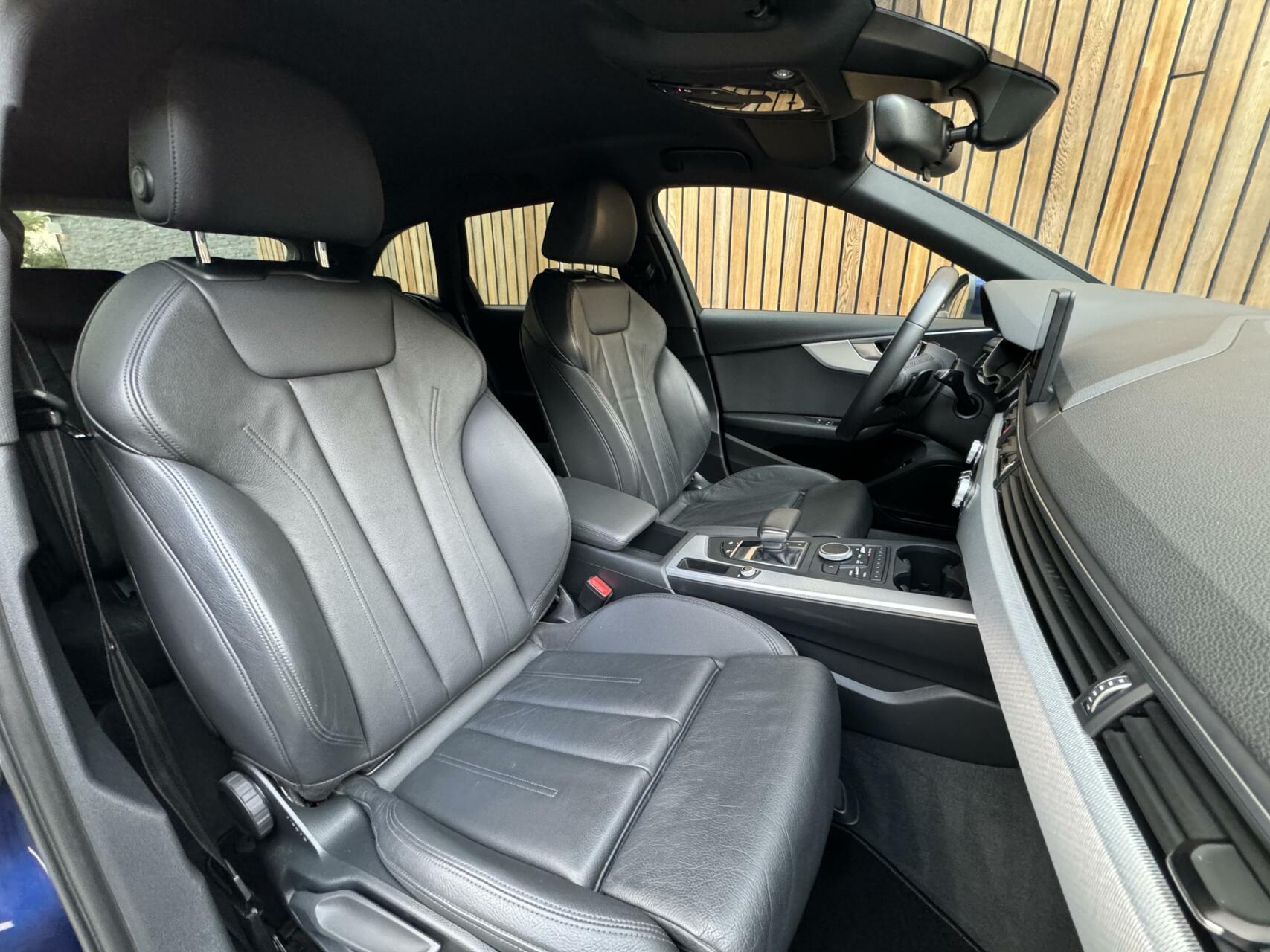 Audi A4 Avant 35 TFSI Sport Automaat | Leer | Navi | Zwarte hemel | Getint glas | Parkeersensoren achter | LED verlichting