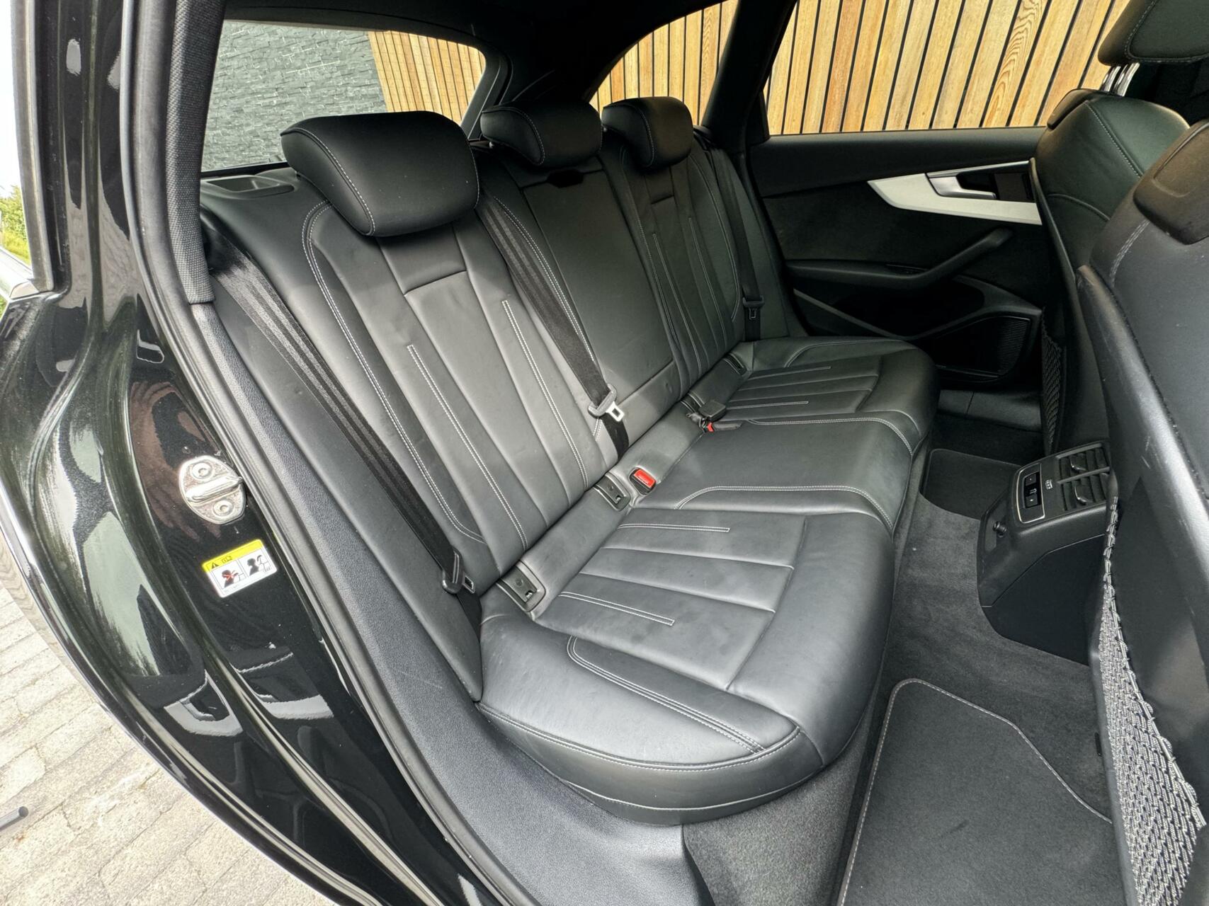 Audi A4 Avant 40 TFSI Sport S line Automaat | Pano | Leer | Bang&Olufsen Audio | Parkeersensoren voor en achter | Getint glas | Digitale dashboard