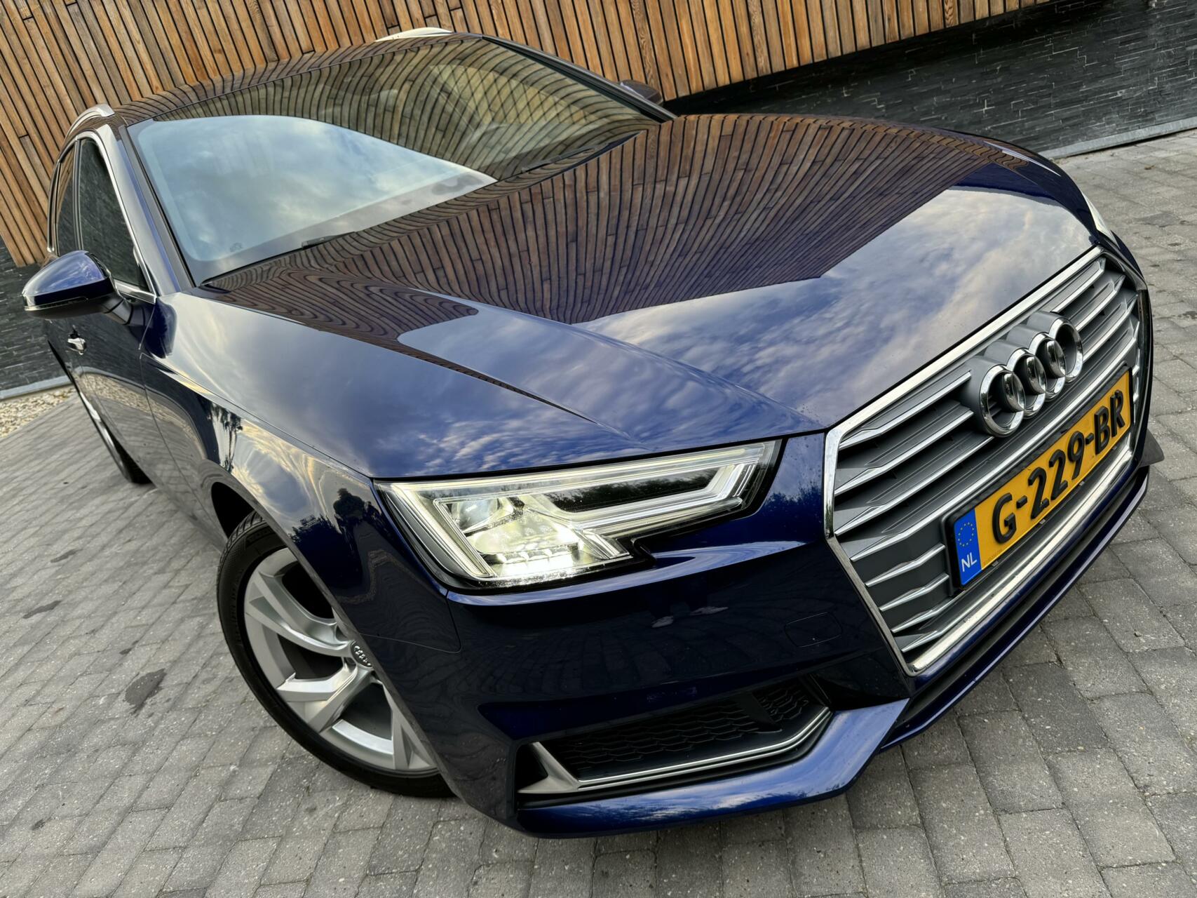 Audi A4 Avant 35 TFSI Sport Automaat | Leer | Navi | Zwarte hemel | Getint glas | Parkeersensoren achter | LED verlichting