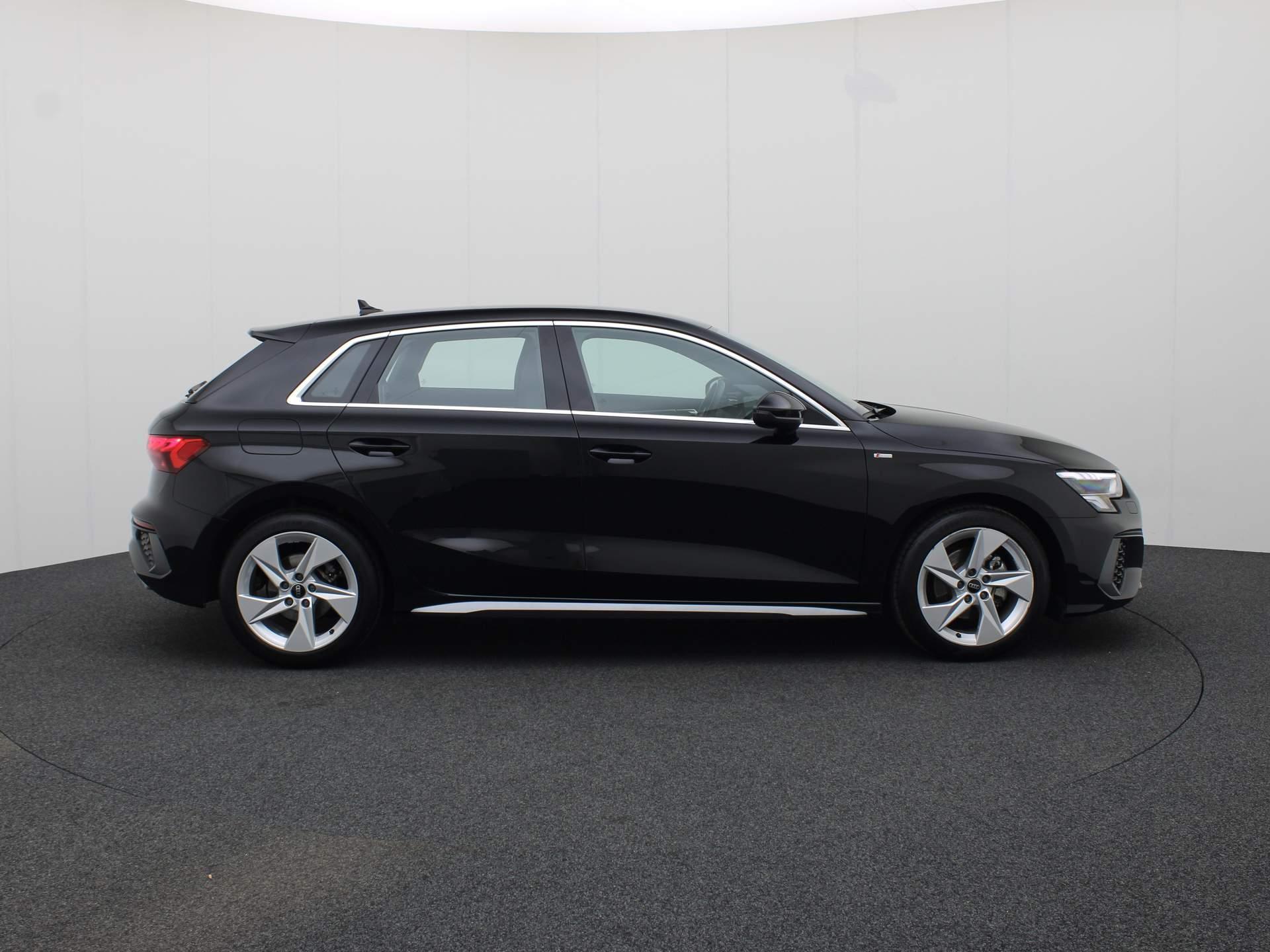 Audi A3 Sportback 30 TFSI/110PK S edition · Navigatie · Parkeersensoren · Lane assist