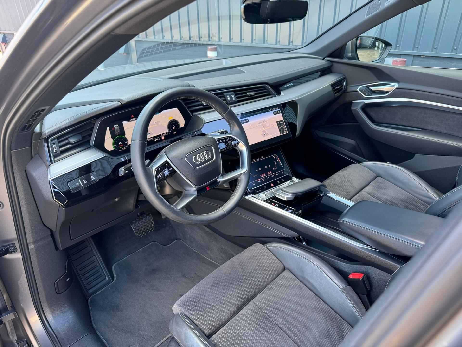 Audi E-tron E-tron 55 quattro S-LINE PANO l B&O l CARPLAY l ORG.NL l 21INCH l DEALER ONDERHOUDEN