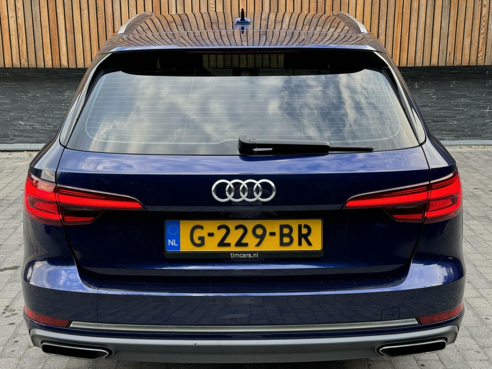 Audi A4 Avant 35 TFSI Sport Automaat | Leer | Navi | Zwarte hemel | Getint glas | Parkeersensoren achter | LED verlichting