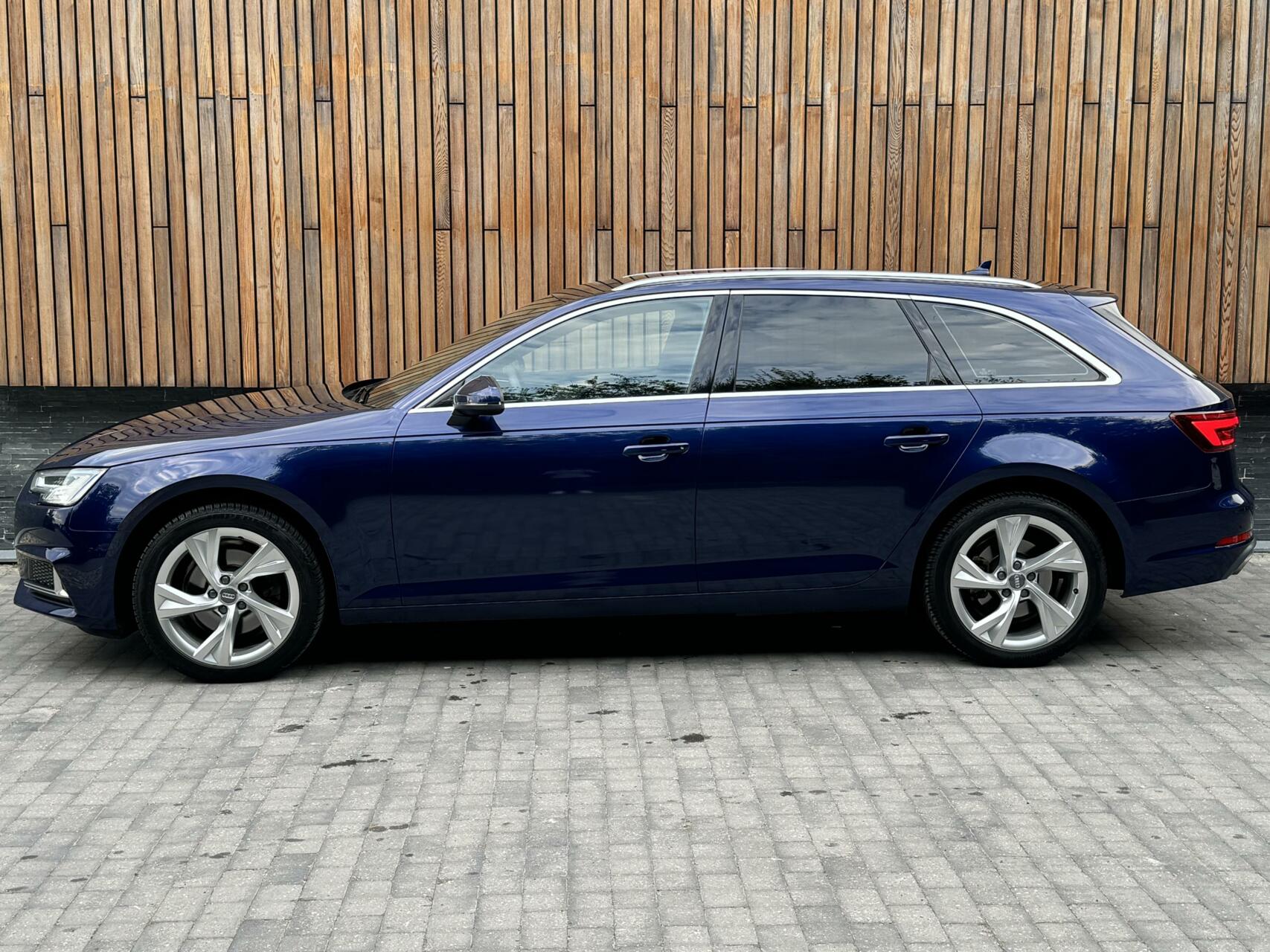 Audi A4 Avant 35 TFSI Sport Automaat | Leer | Navi | Zwarte hemel | Getint glas | Parkeersensoren achter | LED verlichting