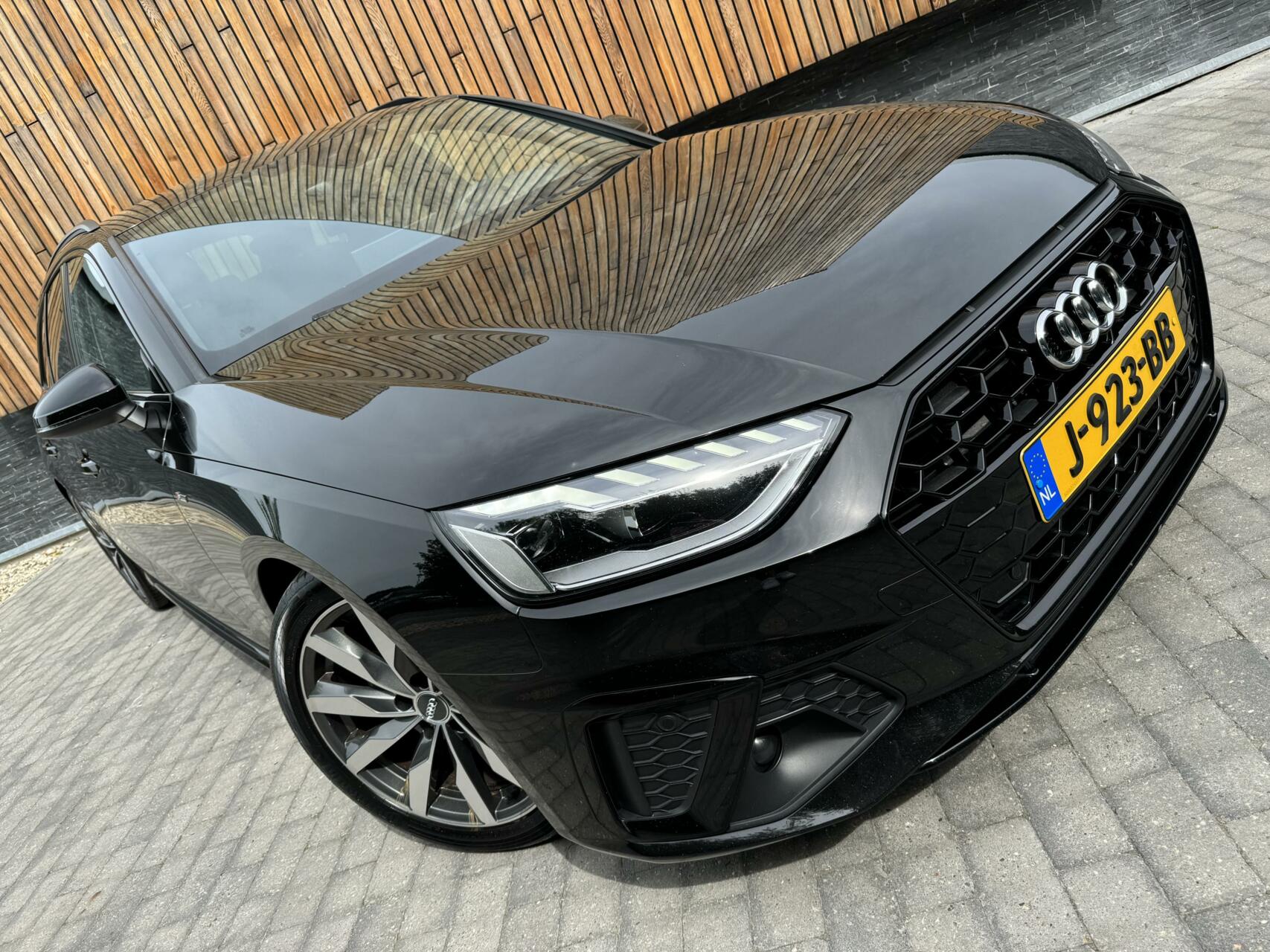 Audi A4 Avant 35 TFSI S-line Automaat | Navi | Privacy glass | Zwart optiek | Parkeersensoren voor en achter | Digitale dashboard | Stoelverwarming