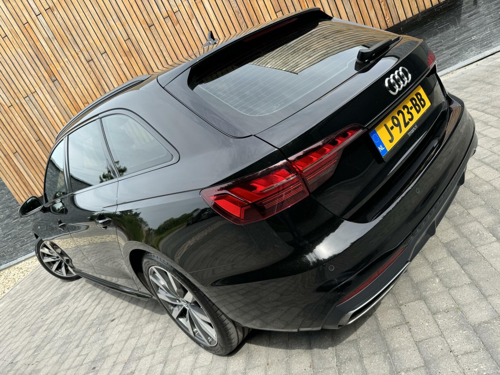 Audi A4 Avant 35 TFSI S-line Automaat | Navi | Privacy glass | Zwart optiek | Parkeersensoren voor en achter | Digitale dashboard | Stoelverwarming