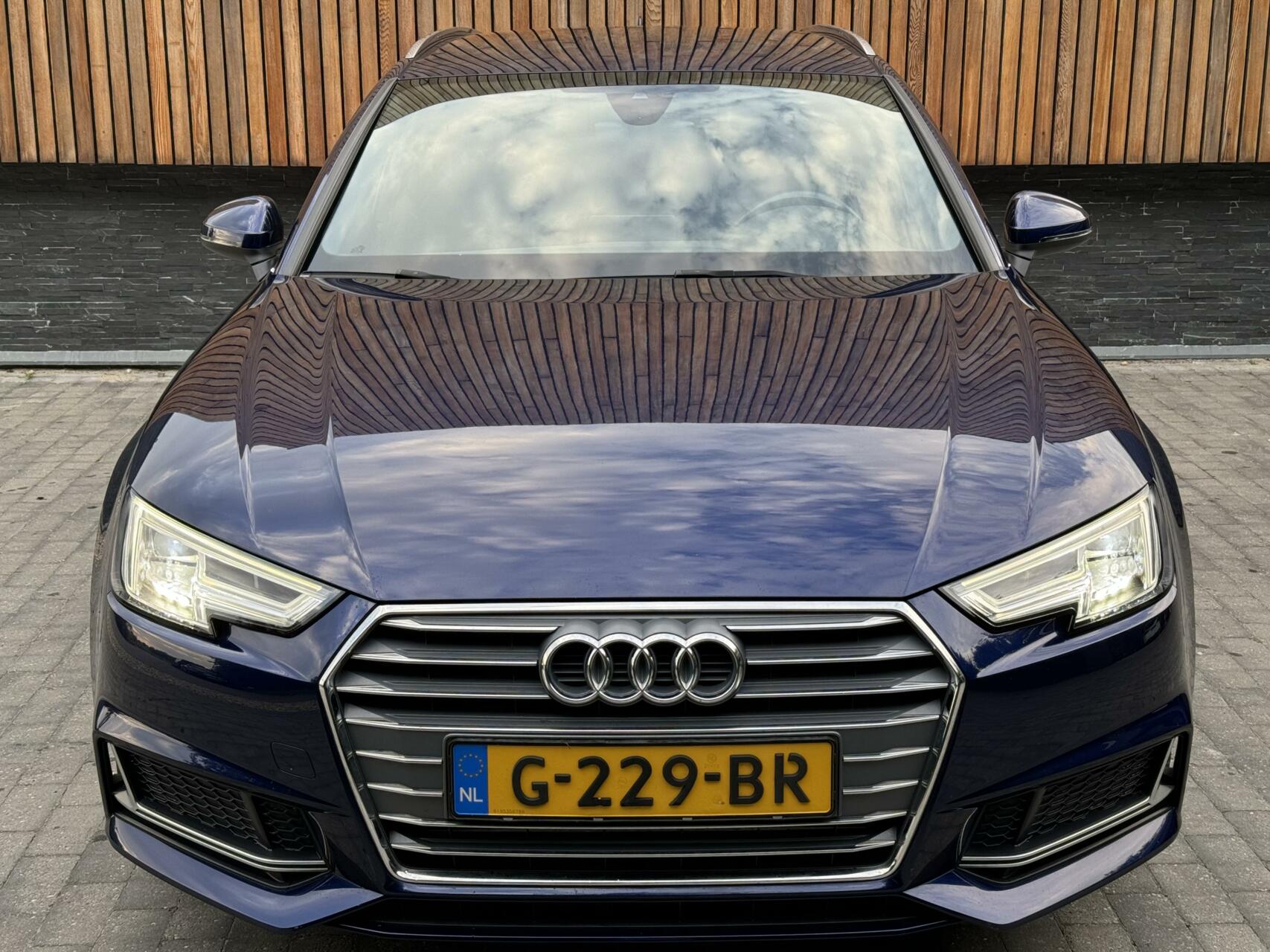 Audi A4 Avant 35 TFSI Sport Automaat | Leer | Navi | Zwarte hemel | Getint glas | Parkeersensoren achter | LED verlichting