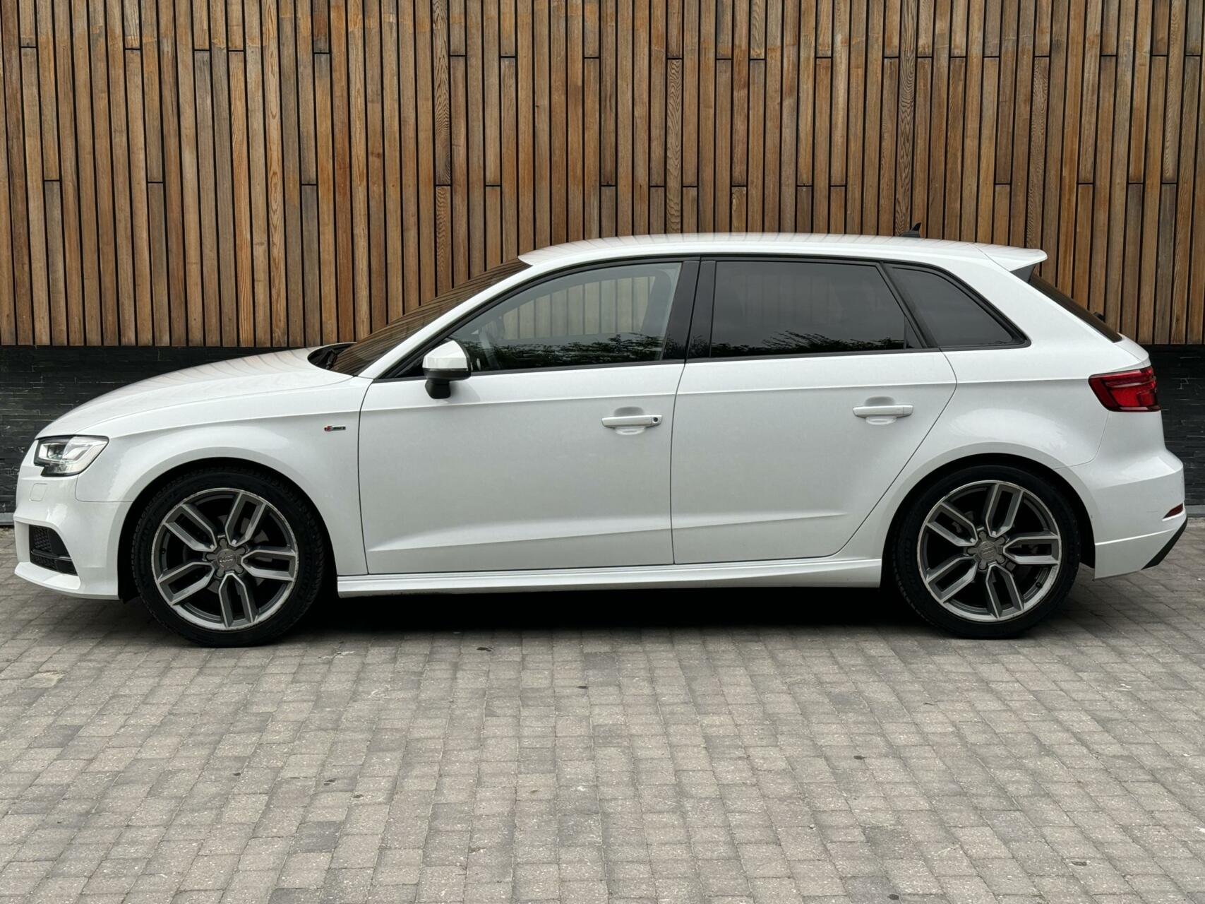 Audi A3 Sportback 35 TFSI 150pk S-tronic | S-line | Navi | DAB | Zwart optiek | Getint glas | Stoelverwarming | Apple CarPlay | Parkeersensoren achter