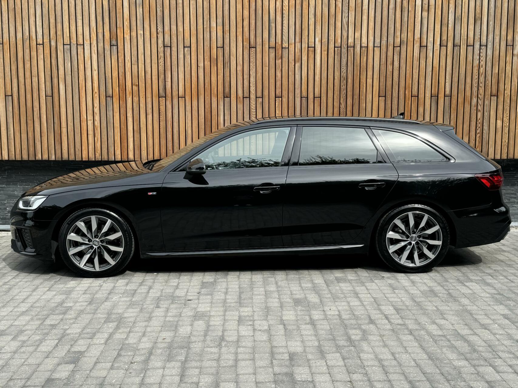 Audi A4 Avant 35 TFSI S-line Automaat | Navi | Privacy glass | Zwart optiek | Parkeersensoren voor en achter | Digitale dashboard | Stoelverwarming