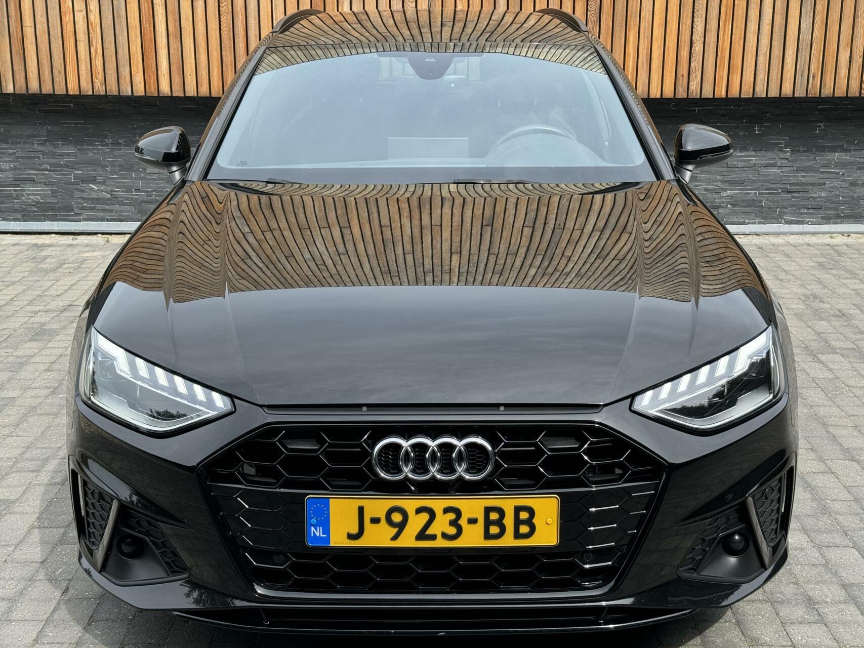 Audi A4 Avant 35 TFSI S-line Automaat | Navi | Privacy glass | Zwart optiek | Parkeersensoren voor en achter | Digitale dashboard | Stoelverwarming