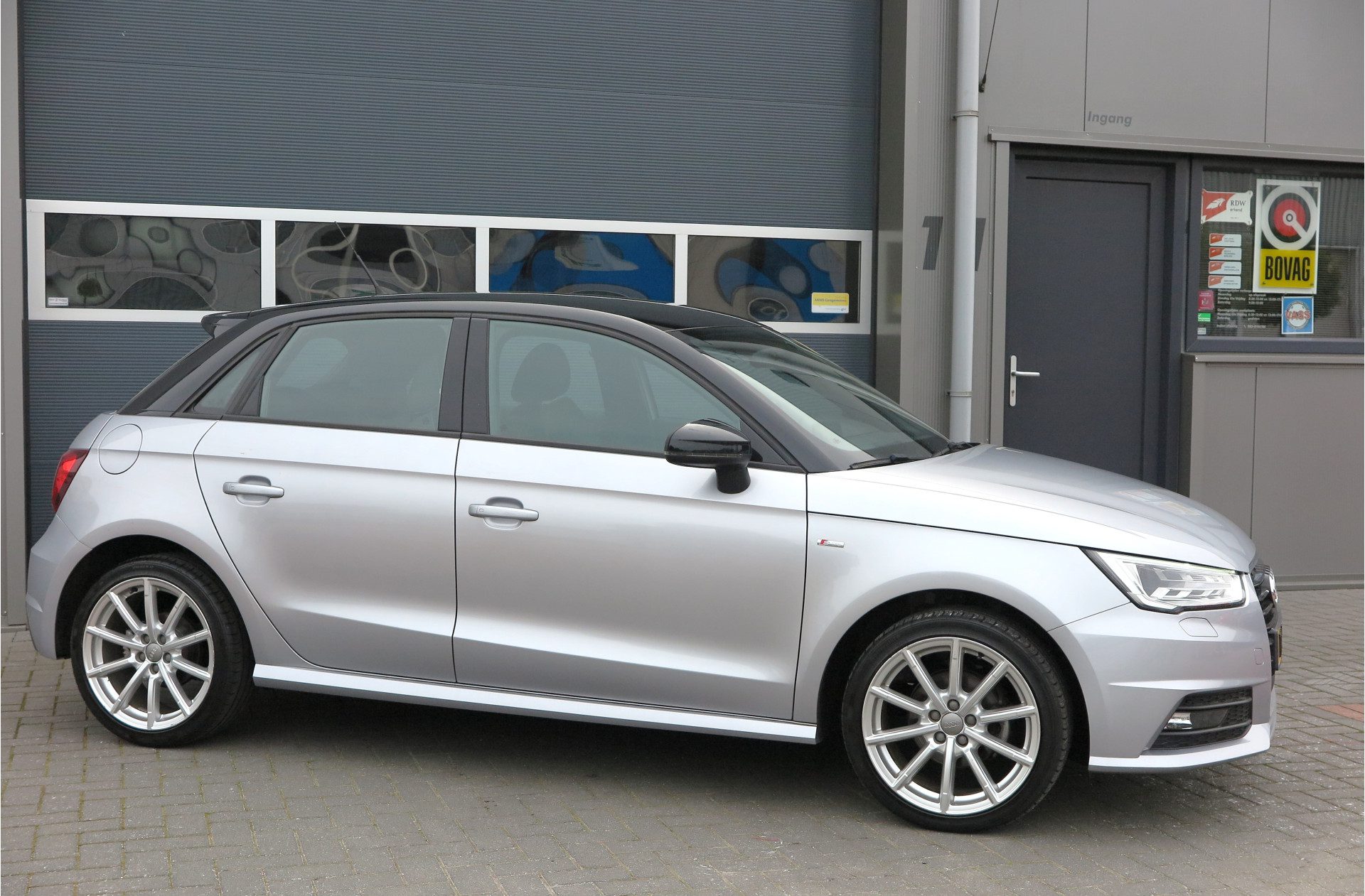 Audi A1 Sportback 1.0 TFSI 95pk Advance Sport 2x S-Line 4 deurs Led/Xenon , Cruise, Navigatie, LMV, Bluetooth telefoon, Armsteun, Multifuntioneel stuur, Mistlampen, Half lederen bekleding, etc