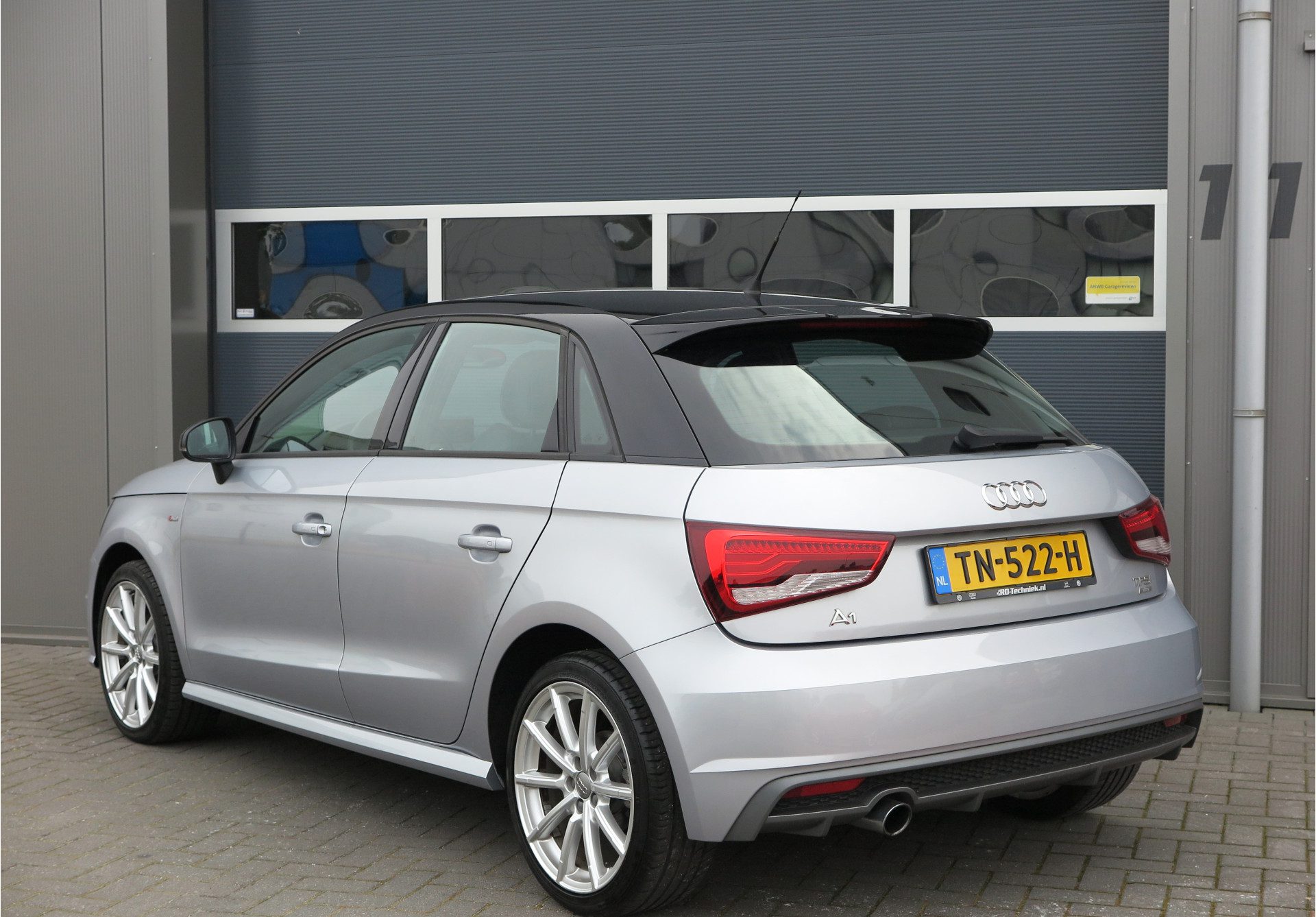 Audi A1 Sportback 1.0 TFSI 95pk Advance Sport 2x S-Line 4 deurs Led/Xenon , Cruise, Navigatie, LMV, Bluetooth telefoon, Armsteun, Multifuntioneel stuur, Mistlampen, Half lederen bekleding, etc