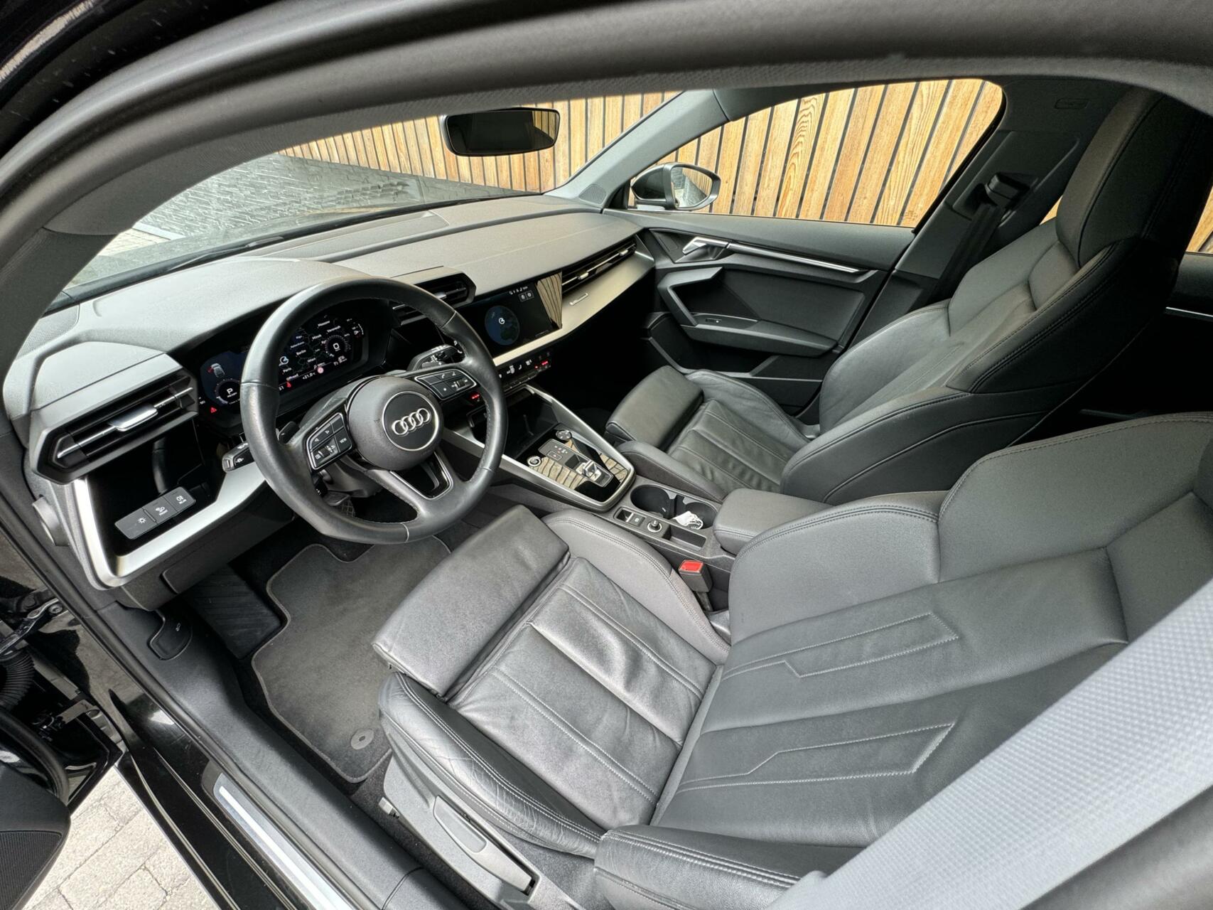 Audi A3 Sportback 35 TFSI S-tronic | Leer | Navi | Apple CarPlay | Getint glas | Digitaal dashboard | Parkeersensoren achter | Climate control | Stoelverwarming