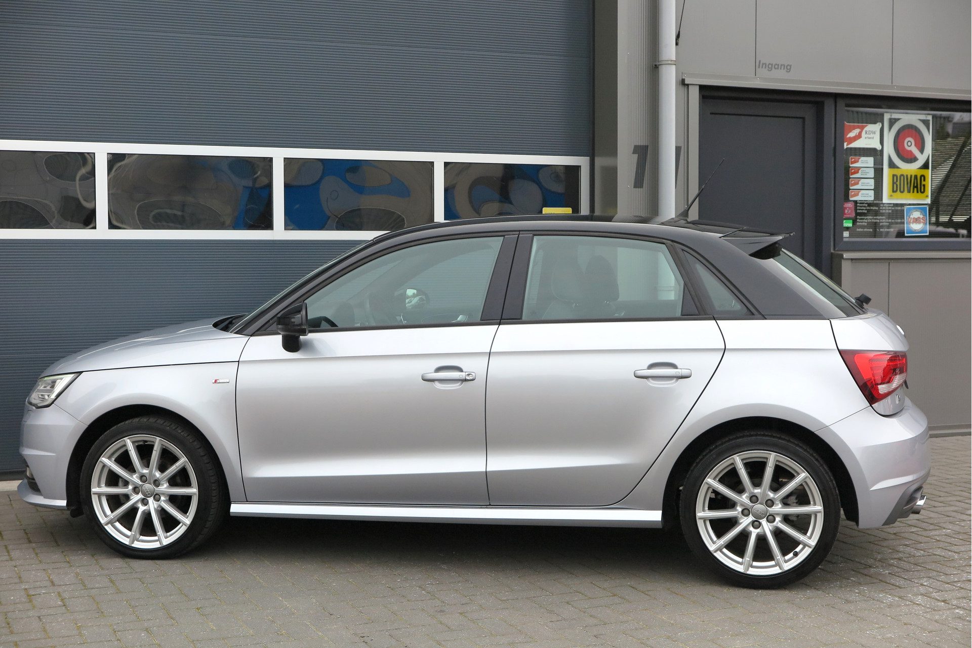 Audi A1 Sportback 1.0 TFSI 95pk Advance Sport 2x S-Line 4 deurs Led/Xenon , Cruise, Navigatie, LMV, Bluetooth telefoon, Armsteun, Multifuntioneel stuur, Mistlampen, Half lederen bekleding, etc