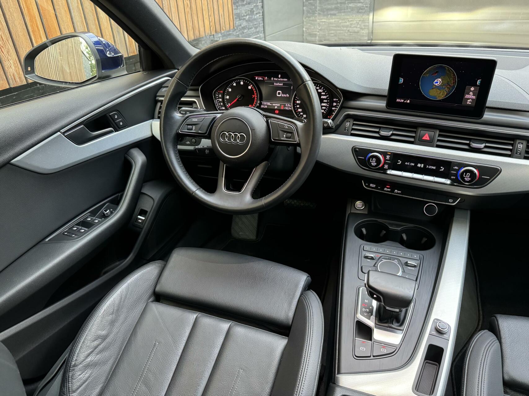 Audi A4 Avant 35 TFSI Sport Automaat | Leer | Navi | Zwarte hemel | Getint glas | Parkeersensoren achter | LED verlichting