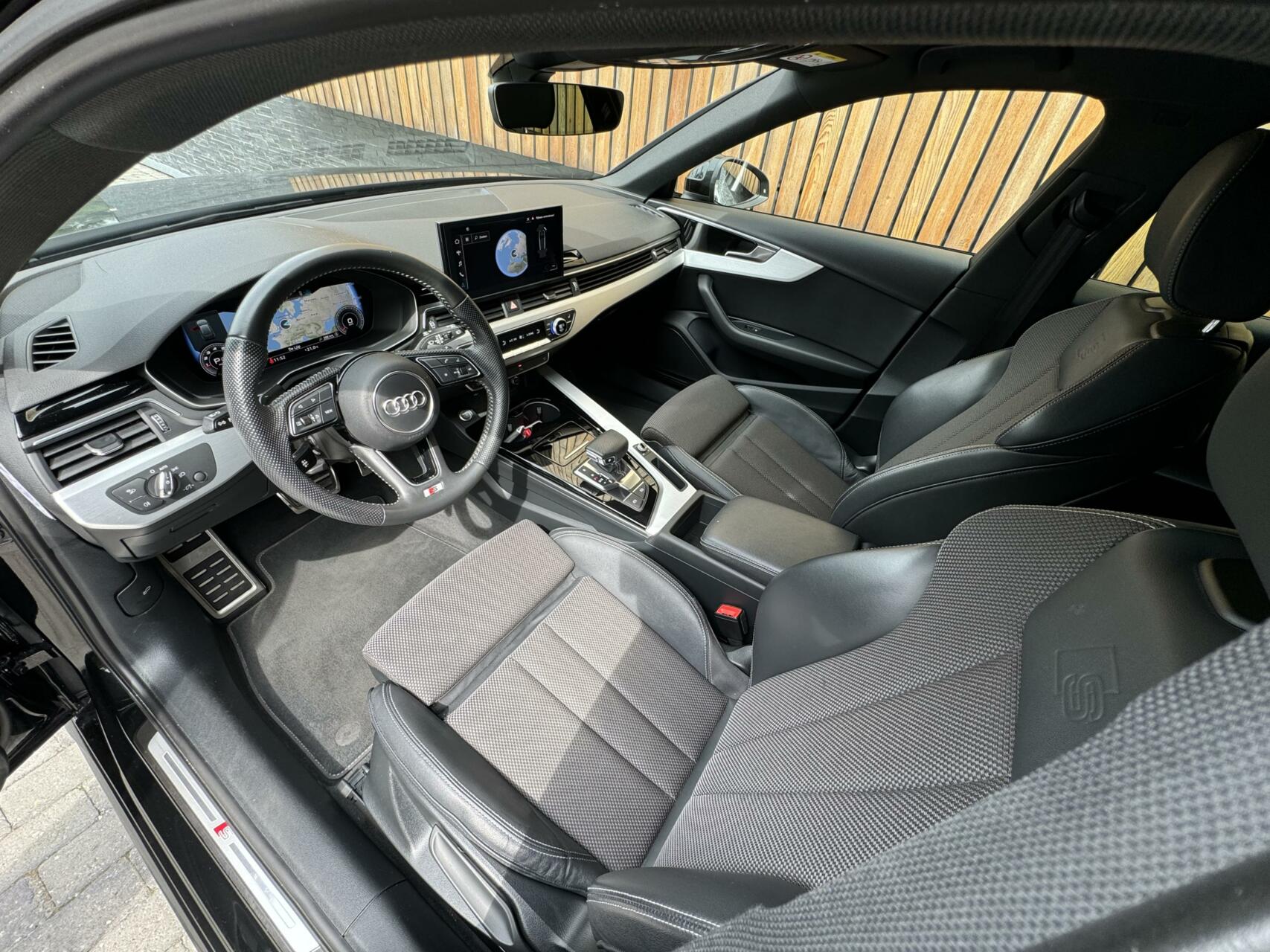 Audi A4 Avant 35 TFSI S-line Automaat | Navi | Privacy glass | Zwart optiek | Parkeersensoren voor en achter | Digitale dashboard | Stoelverwarming