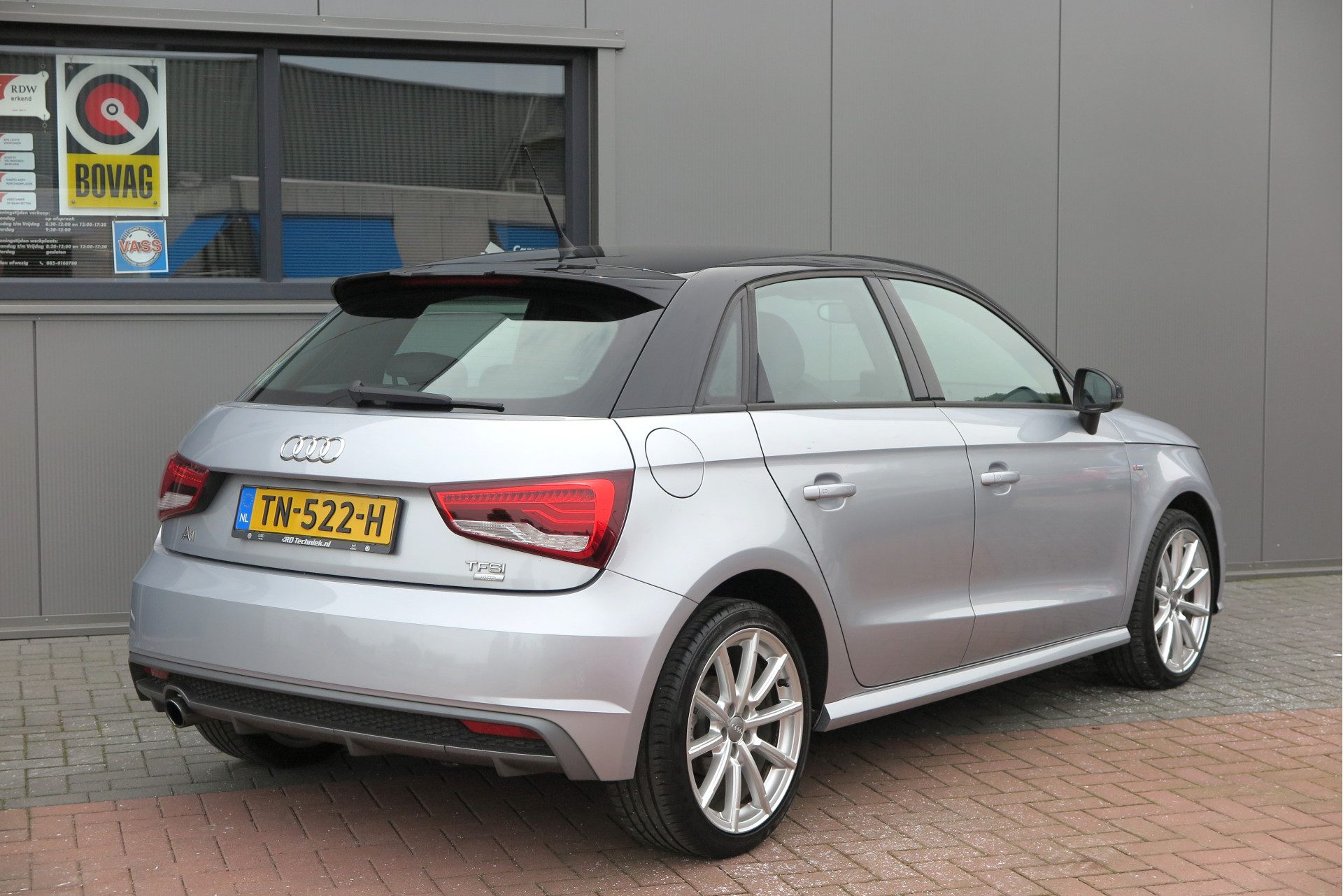 Audi A1 Sportback 1.0 TFSI 95pk Advance Sport 2x S-Line 4 deurs Led/Xenon , Cruise, Navigatie, LMV, Bluetooth telefoon, Armsteun, Multifuntioneel stuur, Mistlampen, Half lederen bekleding, etc