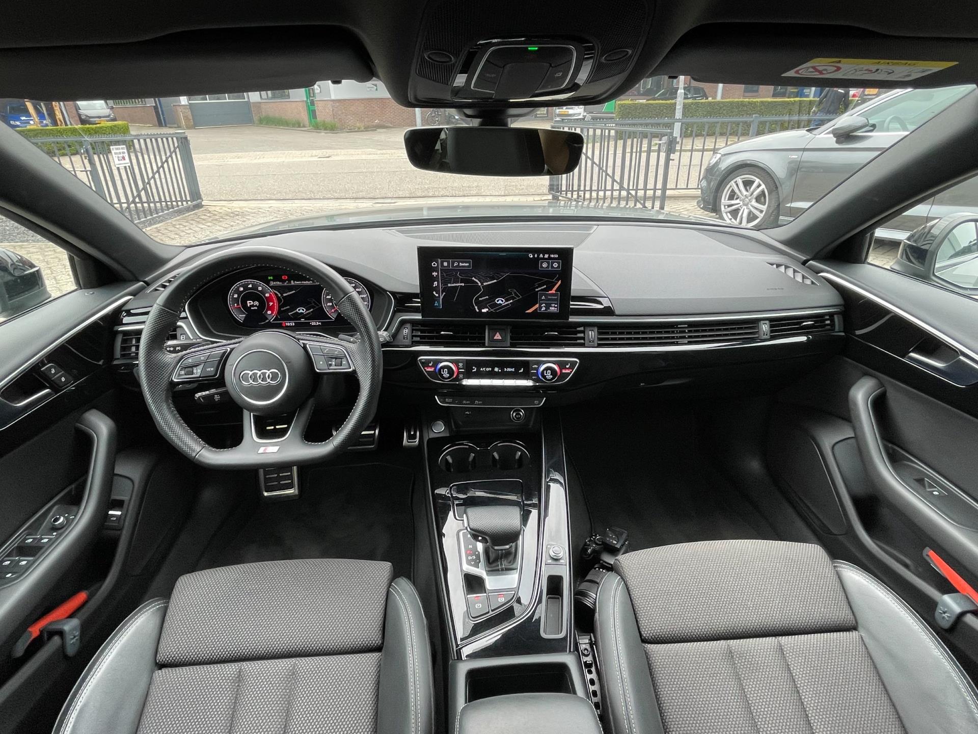 Audi A4 Avant 35 TFSI Launch edition Sport S-line interieur en exterieur.