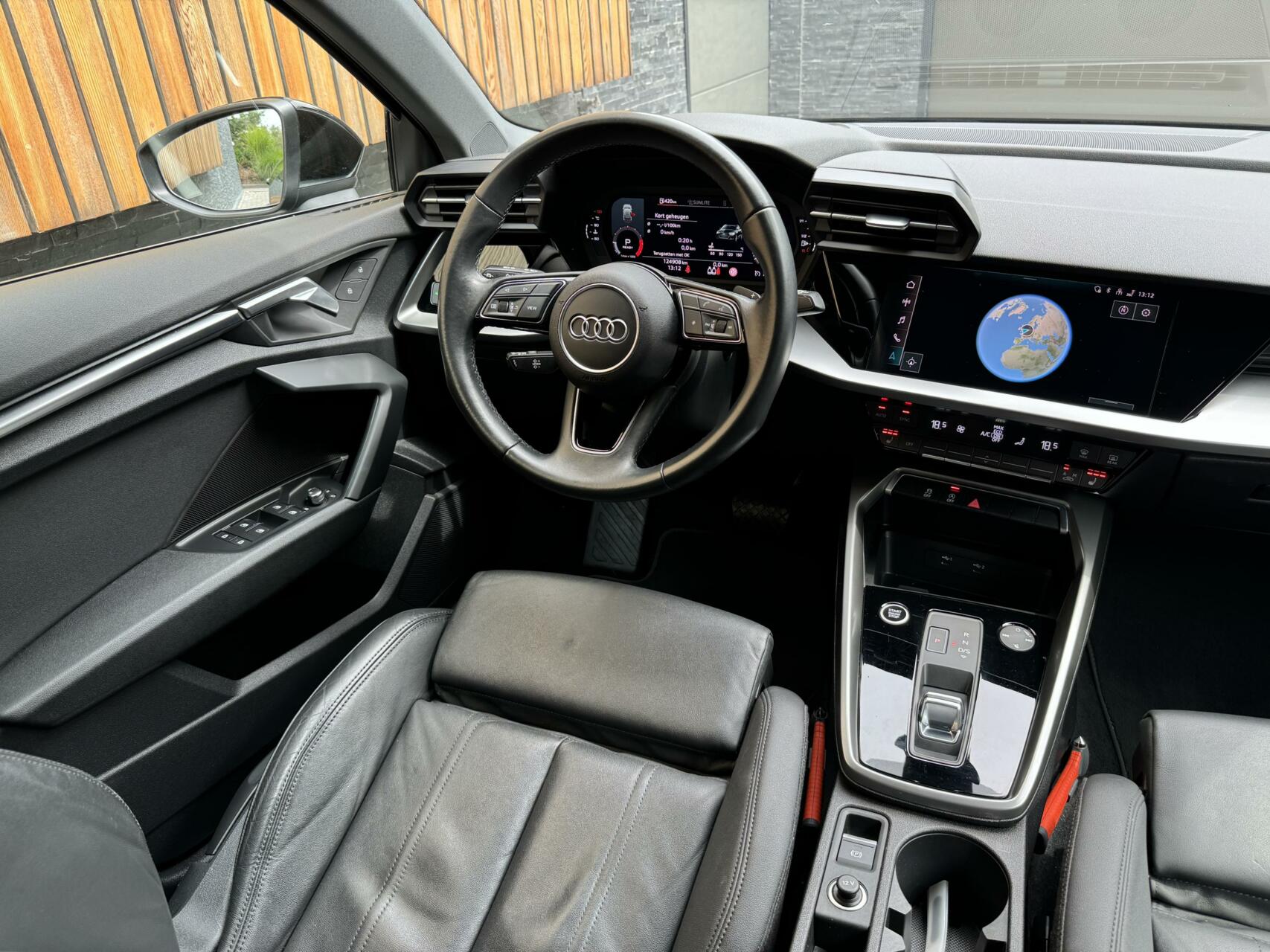 Audi A3 Sportback 35 TFSI S-tronic | Leer | Navi | Apple CarPlay | Getint glas | Digitaal dashboard | Parkeersensoren achter | Climate control | Stoelverwarming