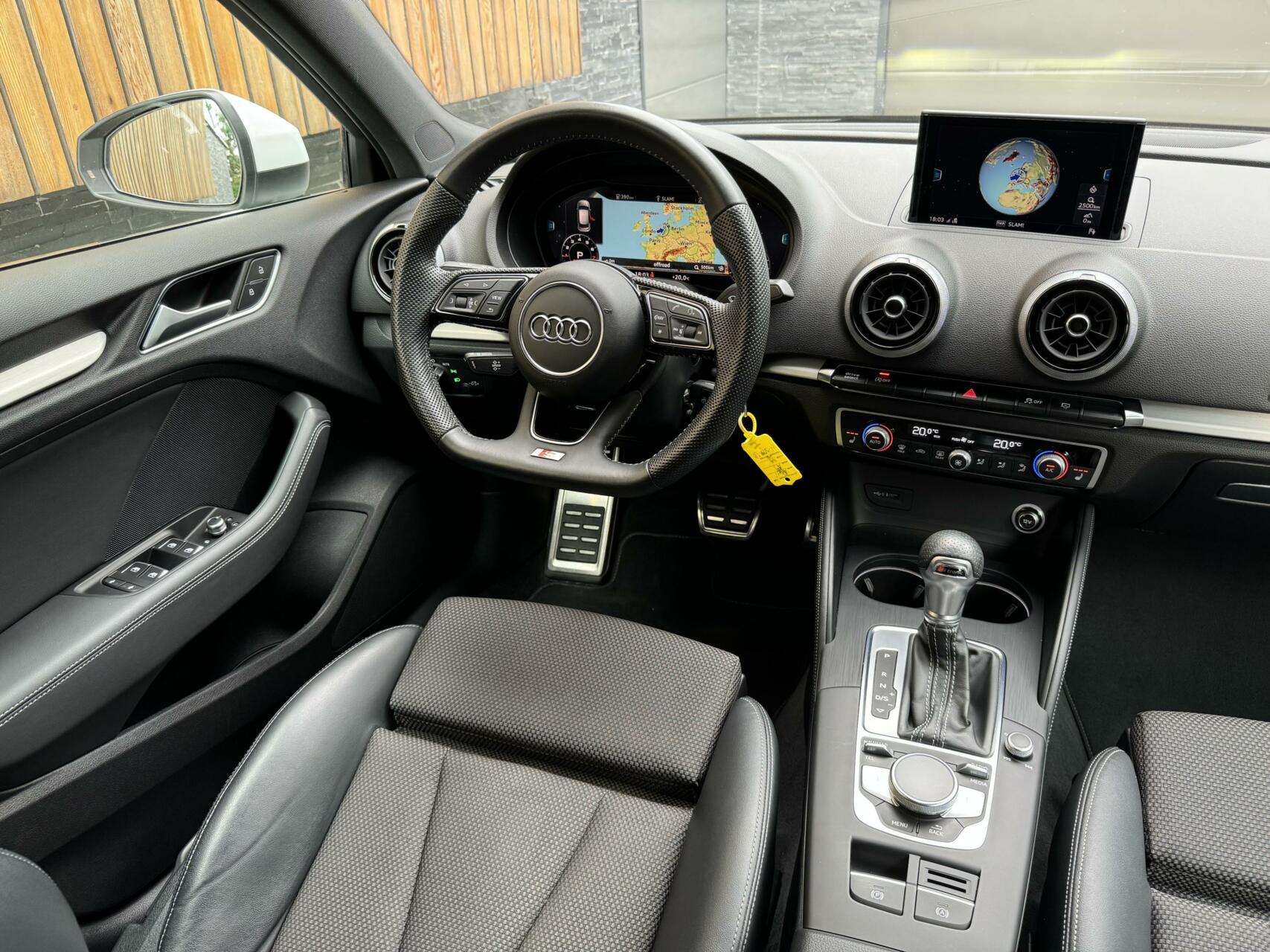 Audi A3 Sportback 35 TFSI 150pk S-tronic | S-line | Navi | DAB | Zwart optiek | Getint glas | Stoelverwarming | Apple CarPlay | Parkeersensoren achter