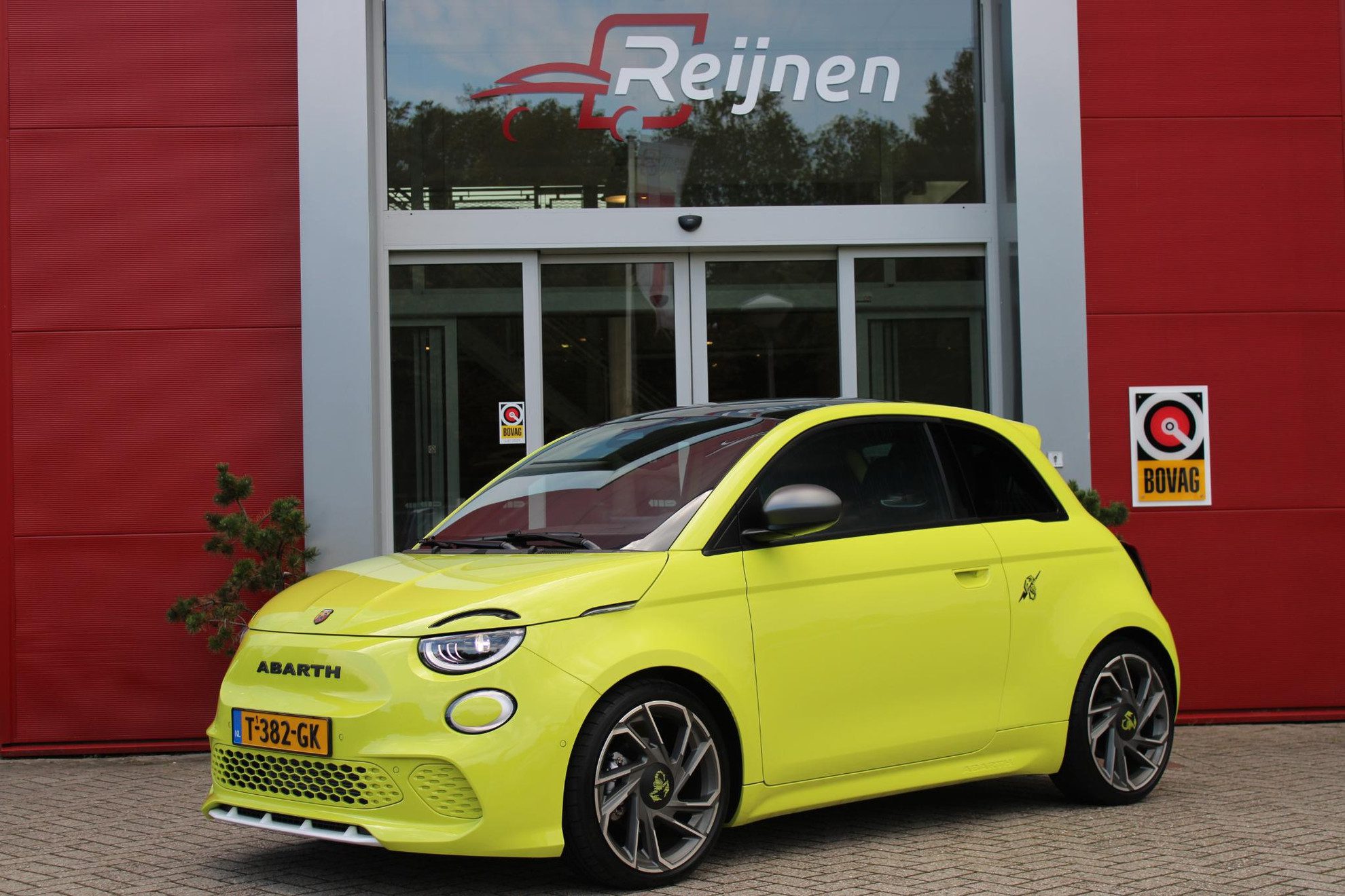 Abarth 500 TURISMO 155PK 42 kWh | PANORAMA DAK | DRAADLOZE APPLE CARPLAY/ANDROID AUTO | NAVIGATIE | ALCANTARA BEKLEDING | 18″ LICHTMETALEN VELGEN | STOEL VERWAMING | JBL AUDIO SYSTEM | SPORT PAKKET | ACHTERUITRIJ CAMERA | FULL LED KOPLAMPEN | DODEHOEK BEWAKING | KEYLESS ENTRY/START | 3-FASE | CRUISE CONTROL | DRAADLOZE TELEFOONLADER | DAB+ RADIO |