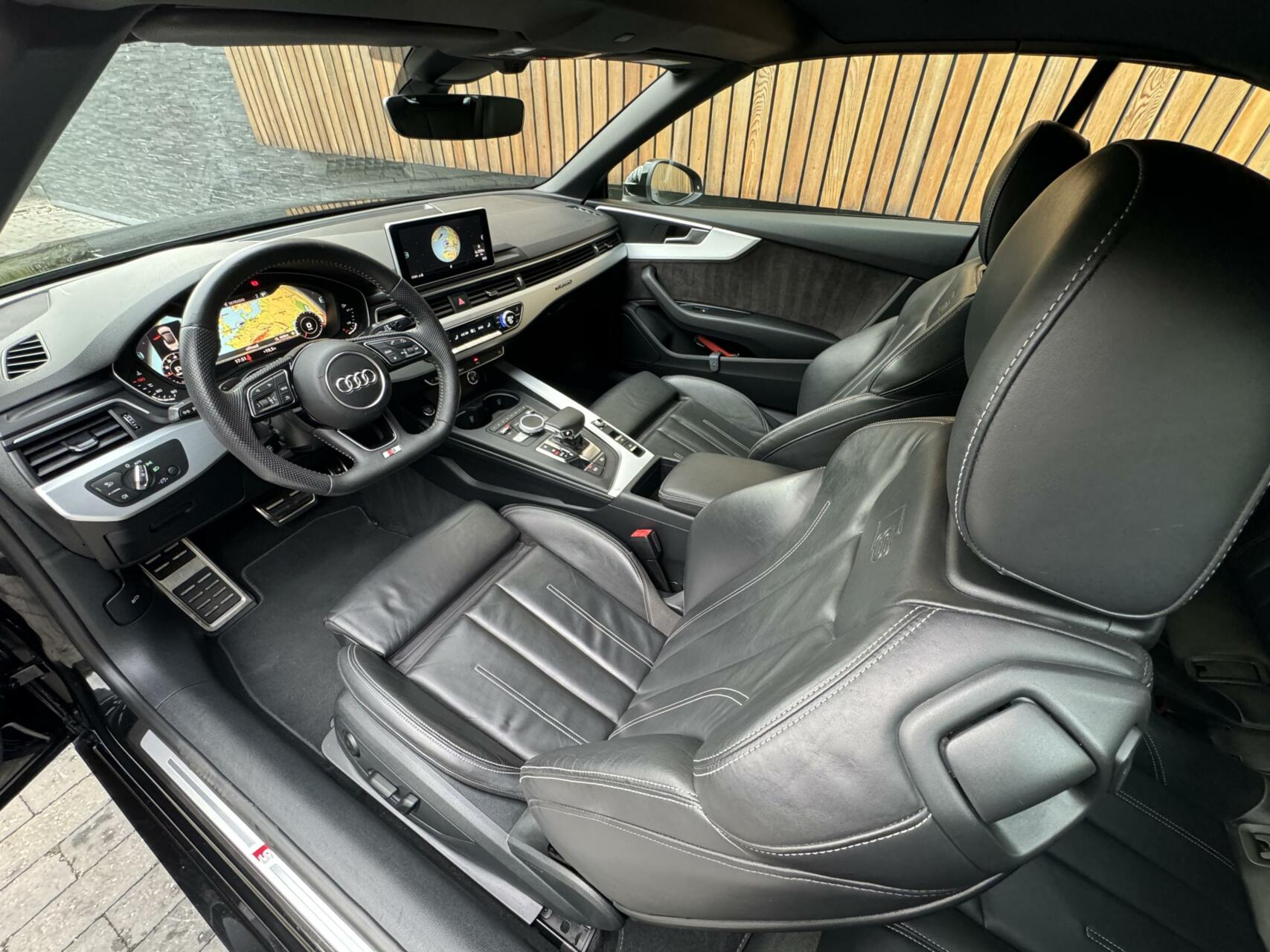 Audi A5 Cabriolet 45 TFSI quattro S Line Automaat | Digitaal dashboard | Stoel en nekverwarming | Winscherm | LED verlichting | 19 inch velgen | Lederen bekleding | Achteruitrijcamera | Parkeersensoren voor en achter