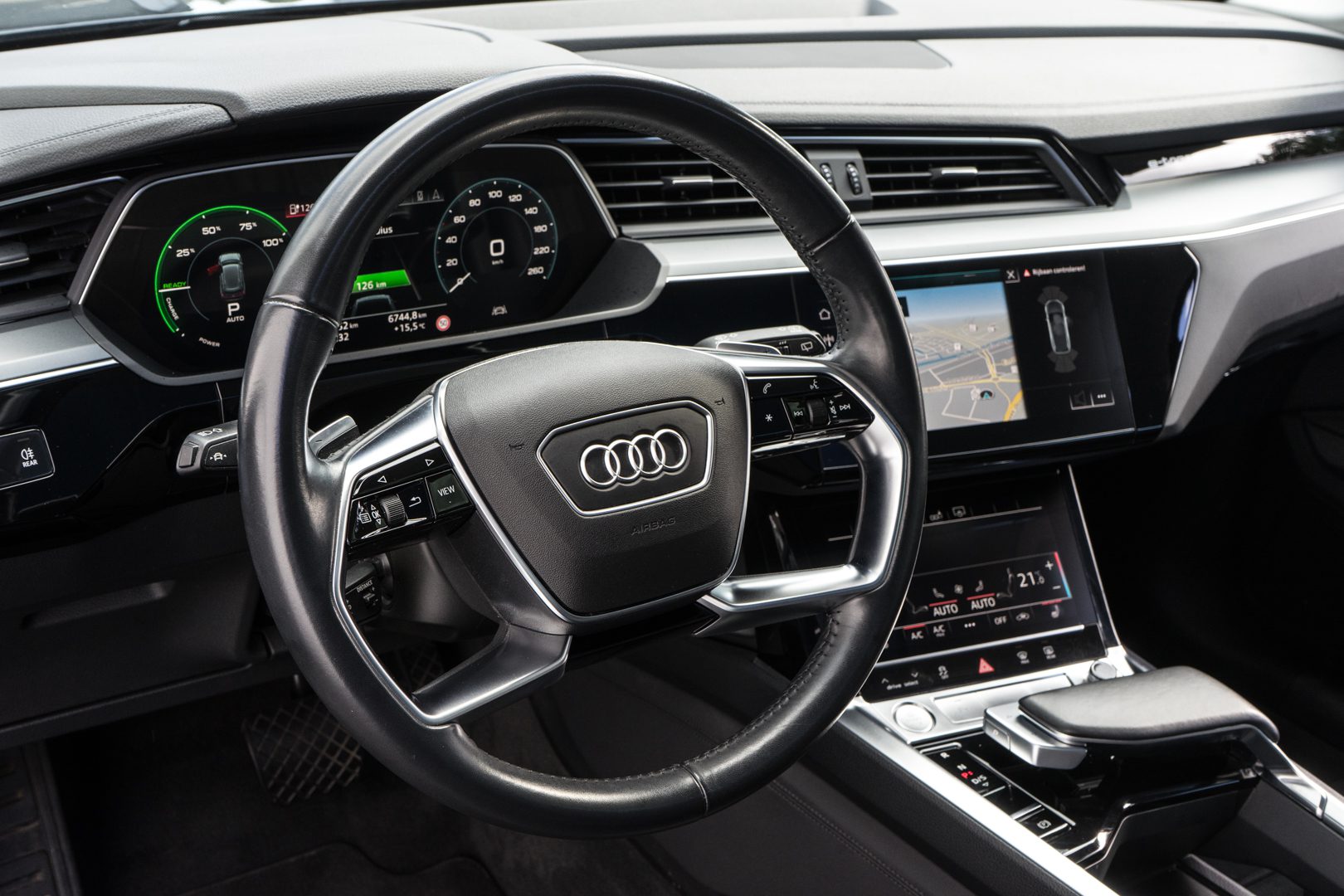 Audi e-tron e-tron 50 quattro Launch edition plus 71 kWh Panoramadak/ Leer/ Pdc/ Stoelverwarming/ Luchtvering/ Carplay/ Adapt. cruise