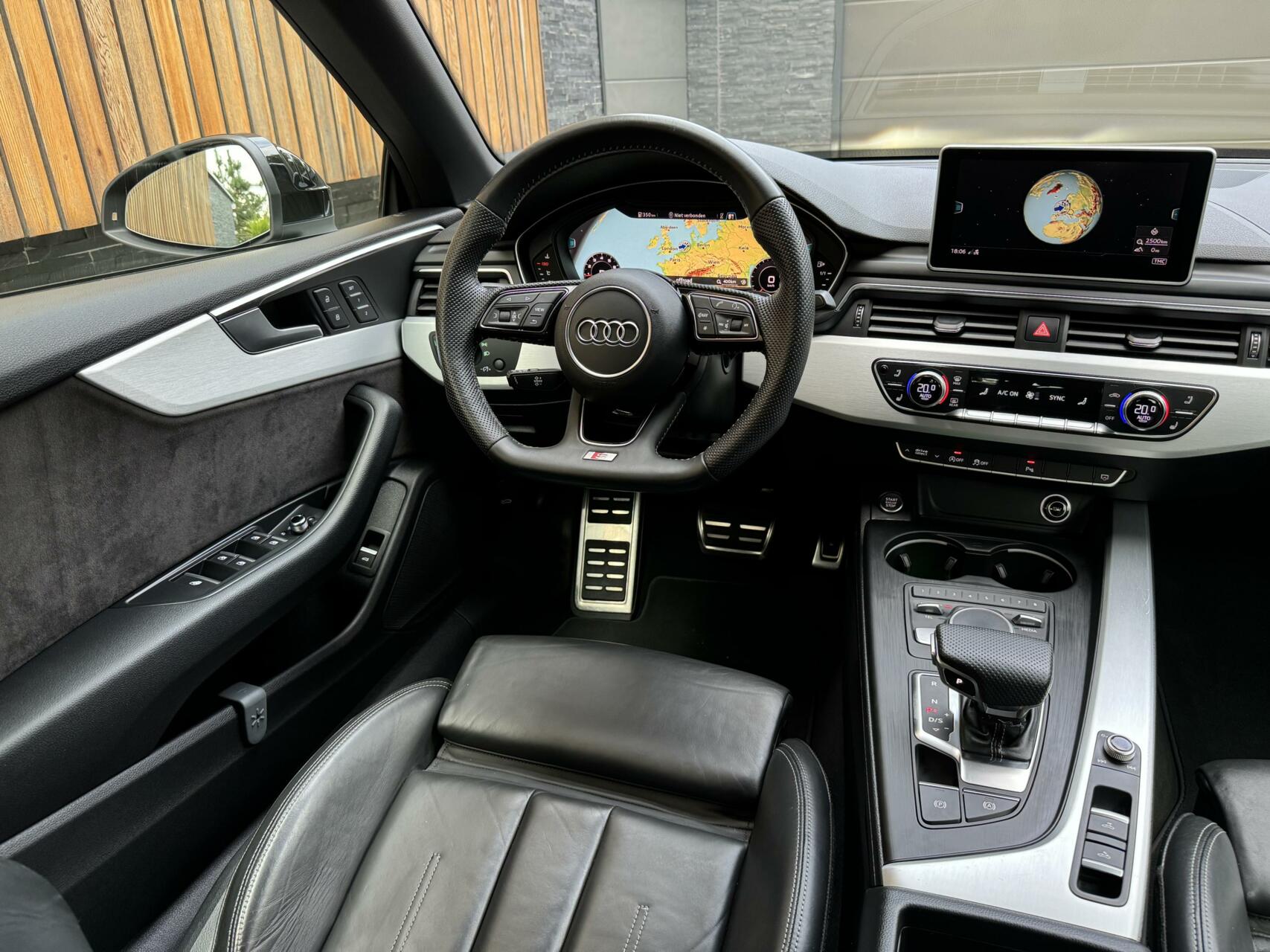 Audi A5 Cabriolet 45 TFSI quattro S Line Automaat | Digitaal dashboard | Stoel en nekverwarming | Winscherm | LED verlichting | 19 inch velgen | Lederen bekleding | Achteruitrijcamera | Parkeersensoren voor en achter