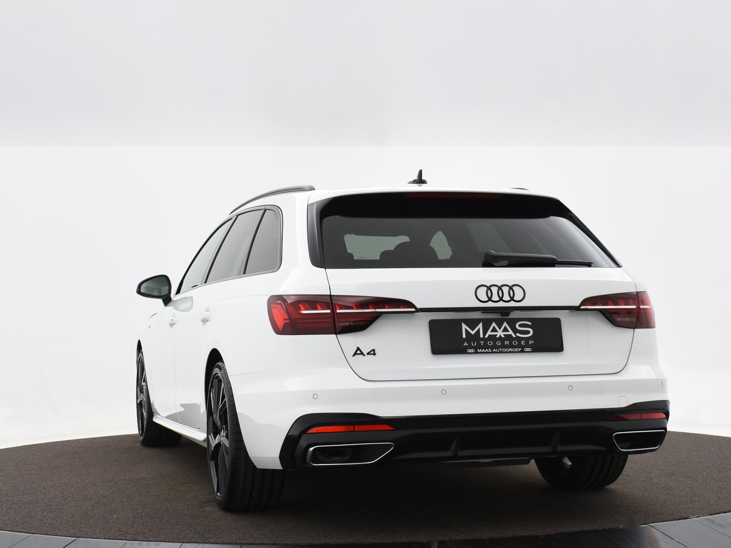 Audi A4 Avant 35 TFSI 150 S-Tronic S edition Competition · Optiekpakket zwart plus · Stoelverwarming voorin · Achteruitrijcamera·