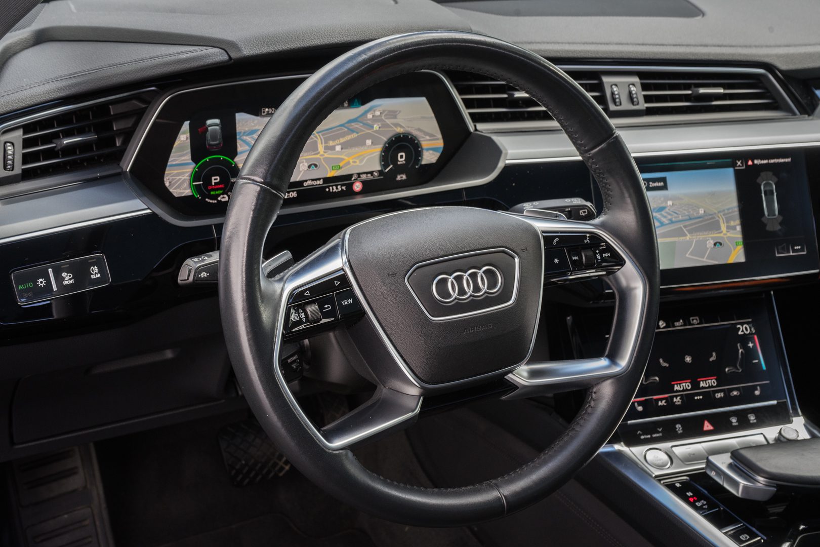 Audi e-tron e-tron 50 quattro Launch edition plus 71 kWh Panoramadak/ Leer/ Pdc/ Stoelverwarming/ Luchtvering/ Carplay/ Adapt. cruise