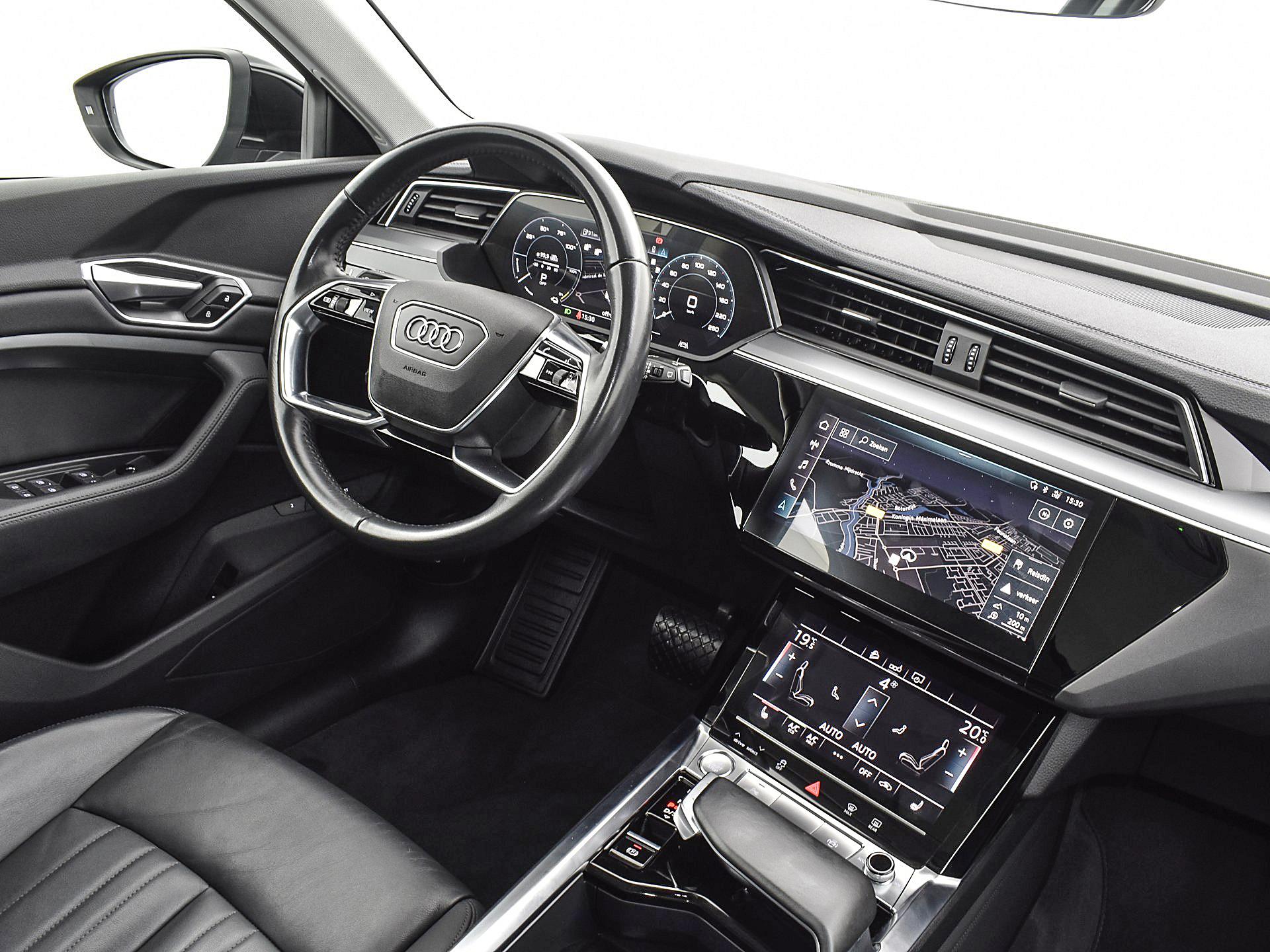 Audi e-tron 50 Quattro Launch Edition Plus 71 kWh | Panoramadak | Luchtvering | Elek. Stoelen + Geheugen Bestuurder | Alarmklasse 3 | ACC | Elek. Achterklep | Stoelverwarming |