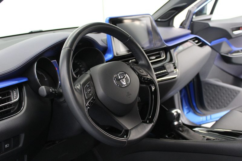 Toyota C-HR 1.8 Hybrid BI-TONE 98PK, DEELS LEER | NAVIGATIE | STOELVERWARMING | CLIMATE CONTROLE | JBL SOUND | DAB | CAMERA