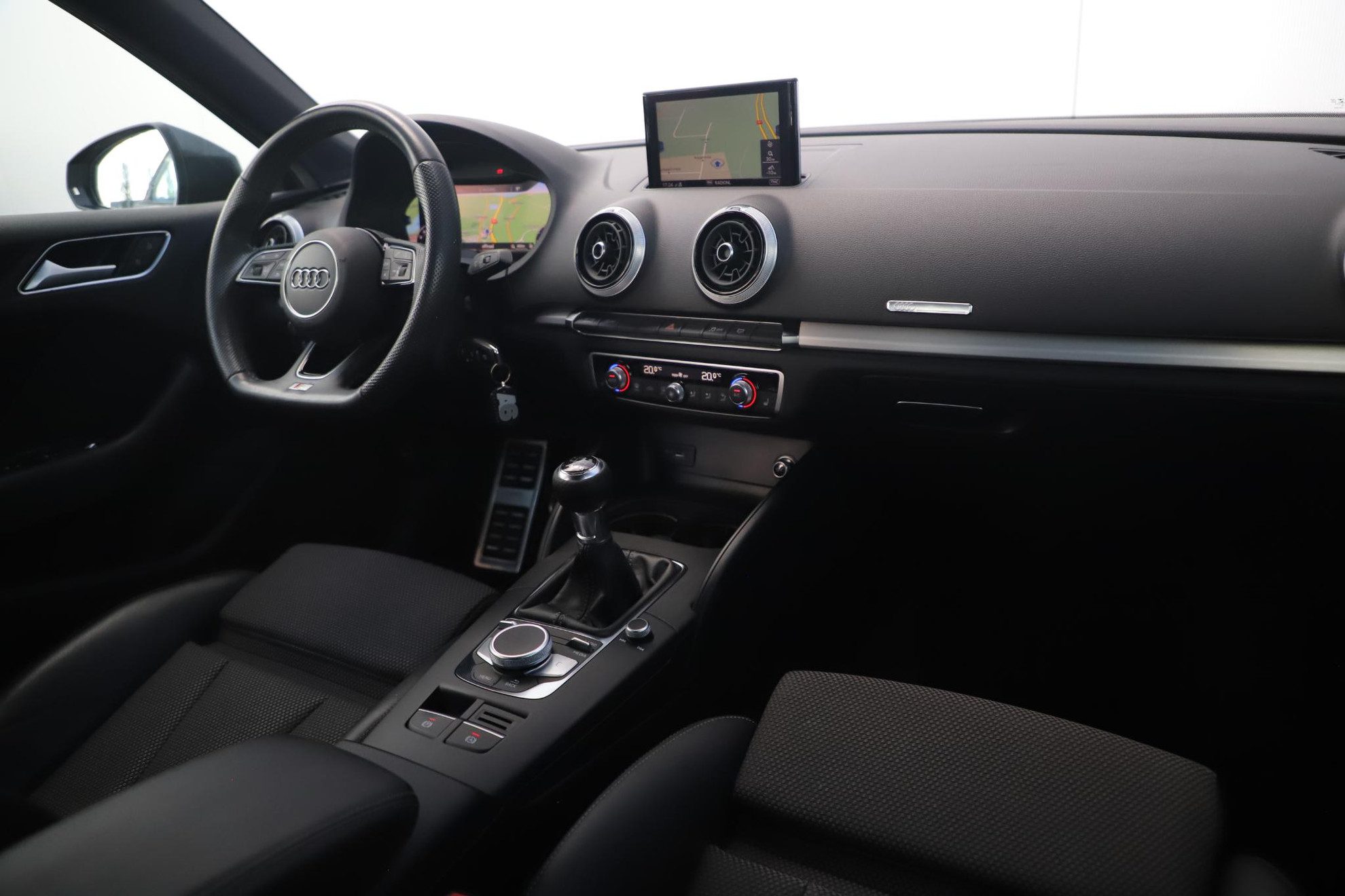 Audi A3 Sportback 30 TFSI S Line Sport Virtual Cockpit Half Leder Stoelverwarming Navigatie Carplay Android 18 inch S-Line LMV Full LED Clima Cruise Parkeersensor