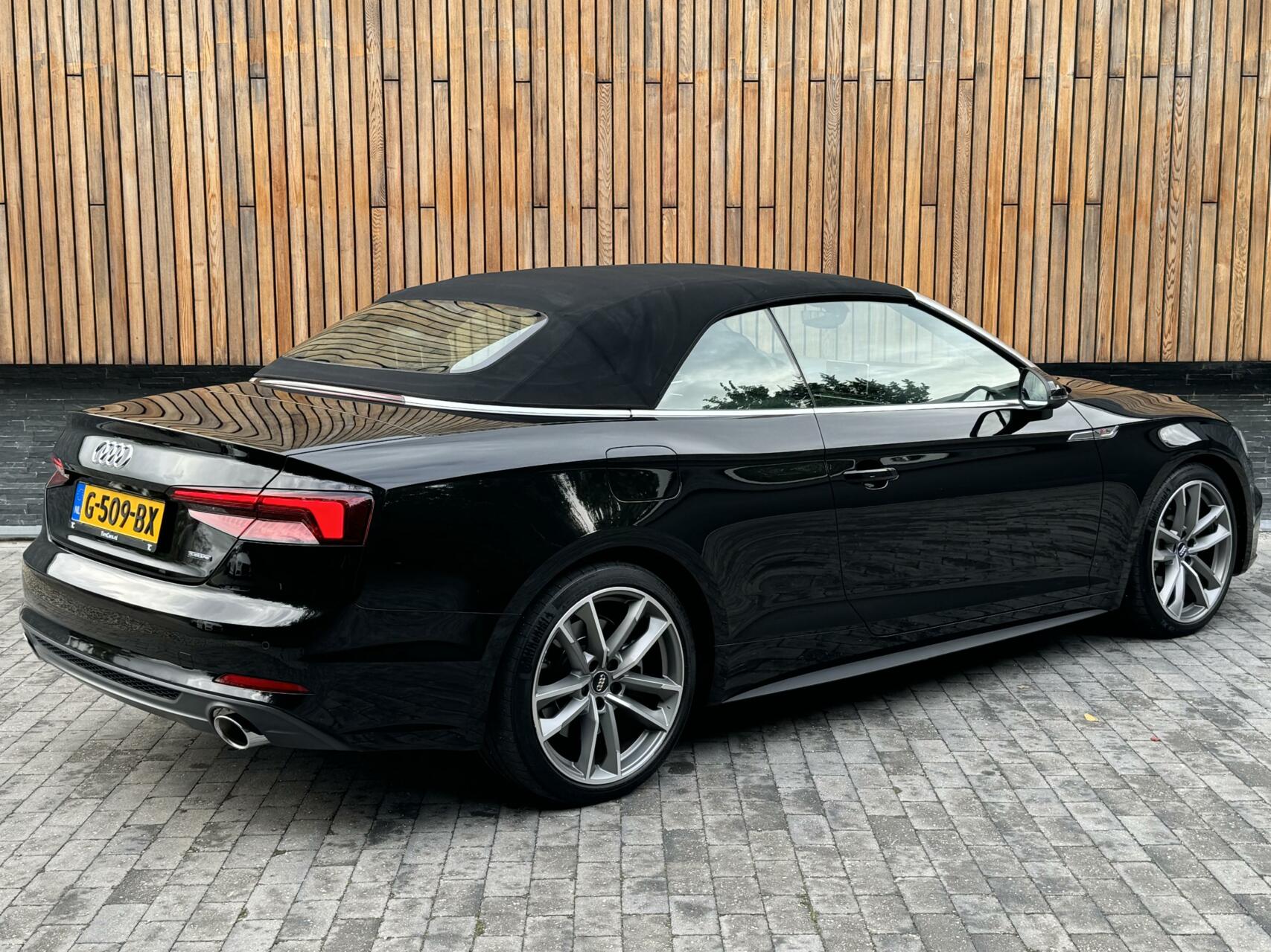 Audi A5 Cabriolet 45 TFSI quattro S Line Automaat | Digitaal dashboard | Stoel en nekverwarming | Winscherm | LED verlichting | 19 inch velgen | Lederen bekleding | Achteruitrijcamera | Parkeersensoren voor en achter